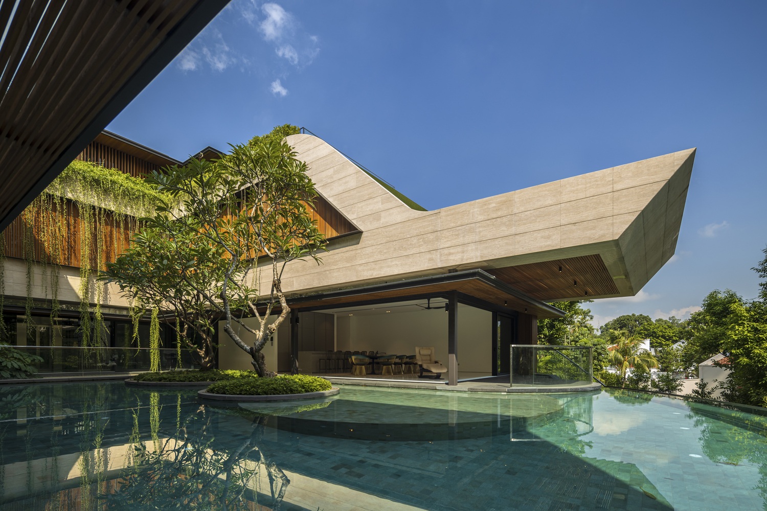 View - Ngôi nhà hình tròn lạ mắt giữa phố, ngập màu xanh như trong rừng cây | Báo Dân trí