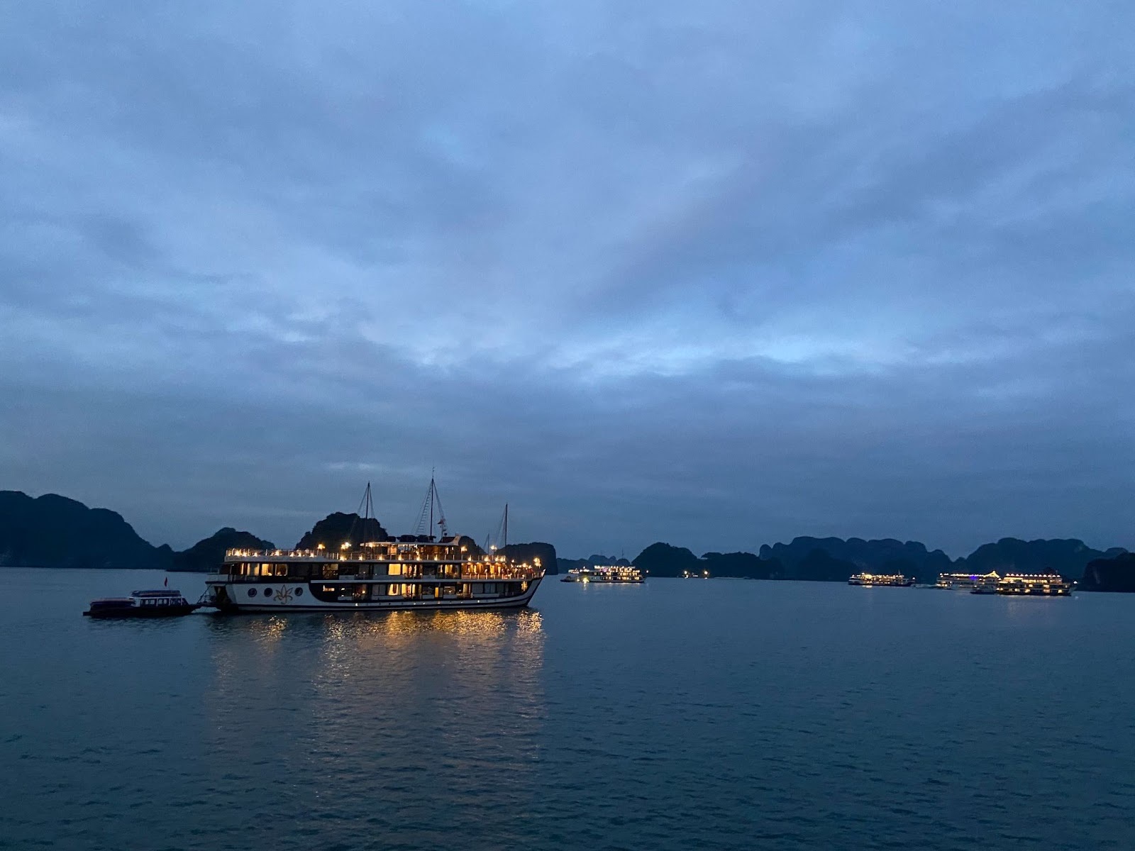 Vợ chồng TPHCM chi 8 triệu đồng/đêm trên du thuyền sang chảnh ở Hạ Long - 2