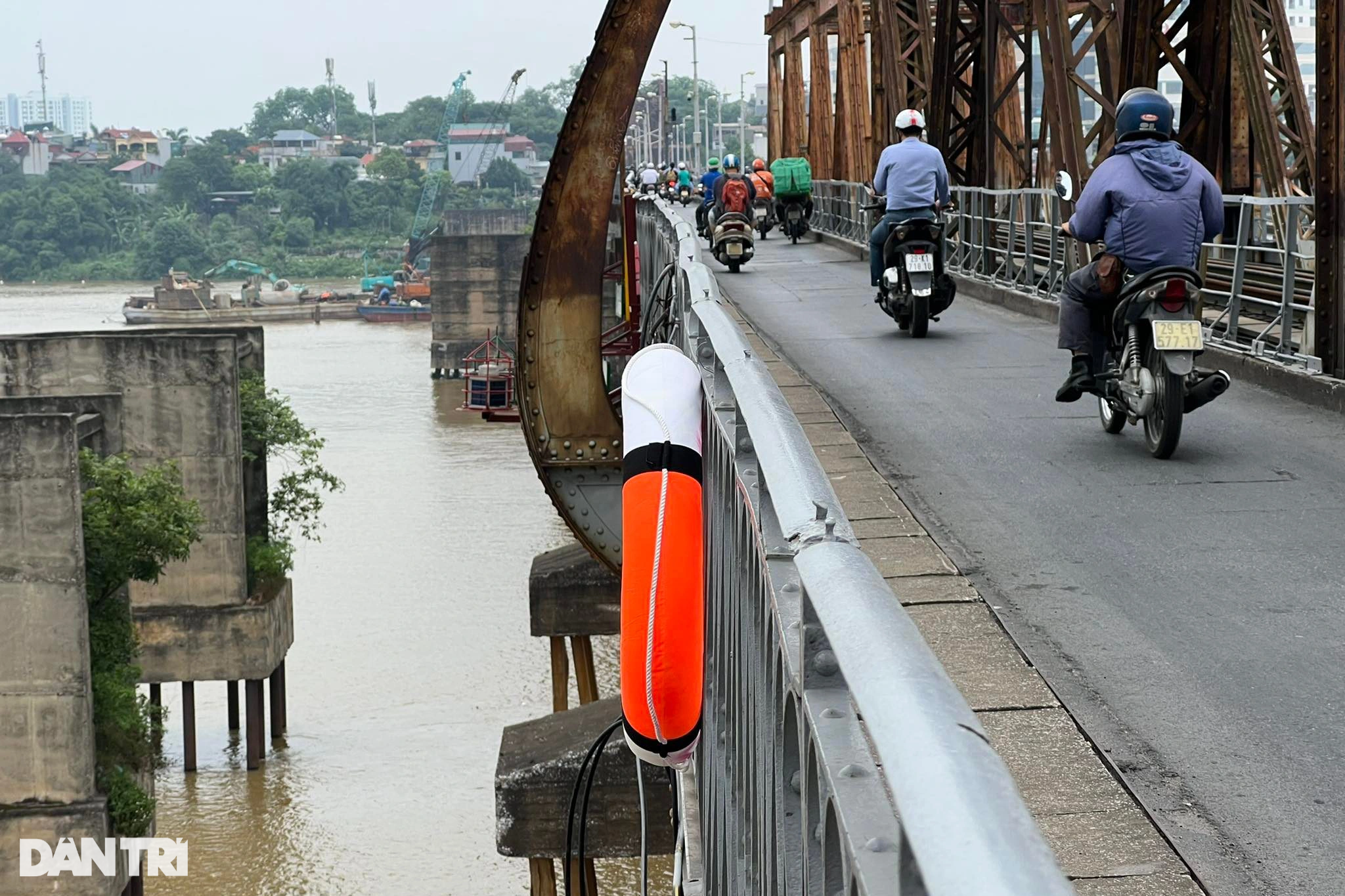 View - Loạt phao cứu sinh vừa lắp trên cầu qua sông Hồng bị mất cắp | Báo Dân trí