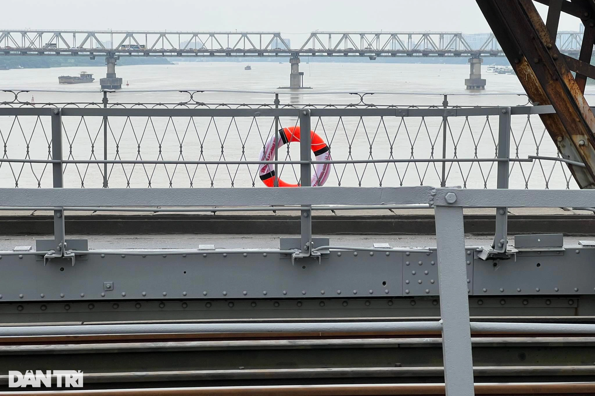 View - Loạt phao cứu sinh vừa lắp trên cầu qua sông Hồng bị mất cắp | Báo Dân trí