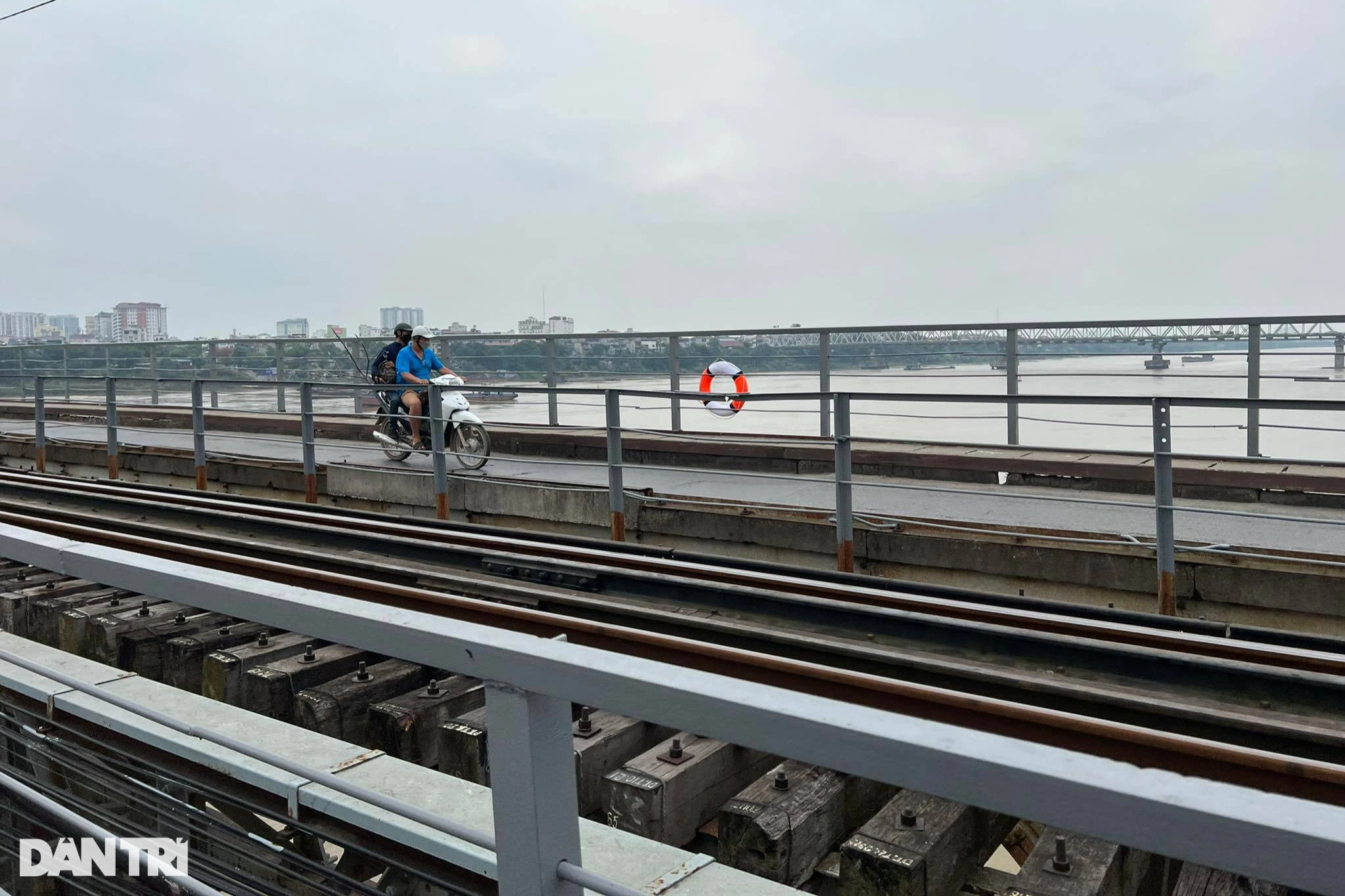 View - Loạt phao cứu sinh vừa lắp trên cầu qua sông Hồng bị mất cắp | Báo Dân trí