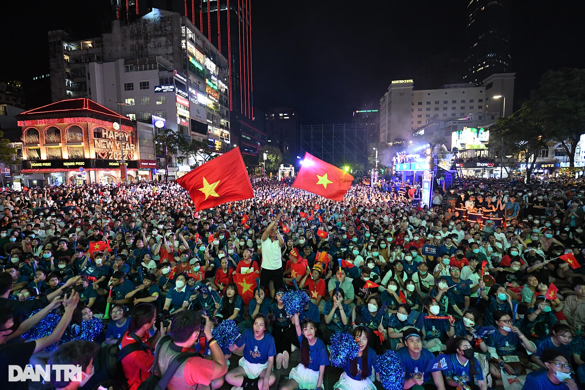 Hàng nghìn cổ động viên TPHCM đổ ra đường mừng U23 Việt Nam vào chung kết