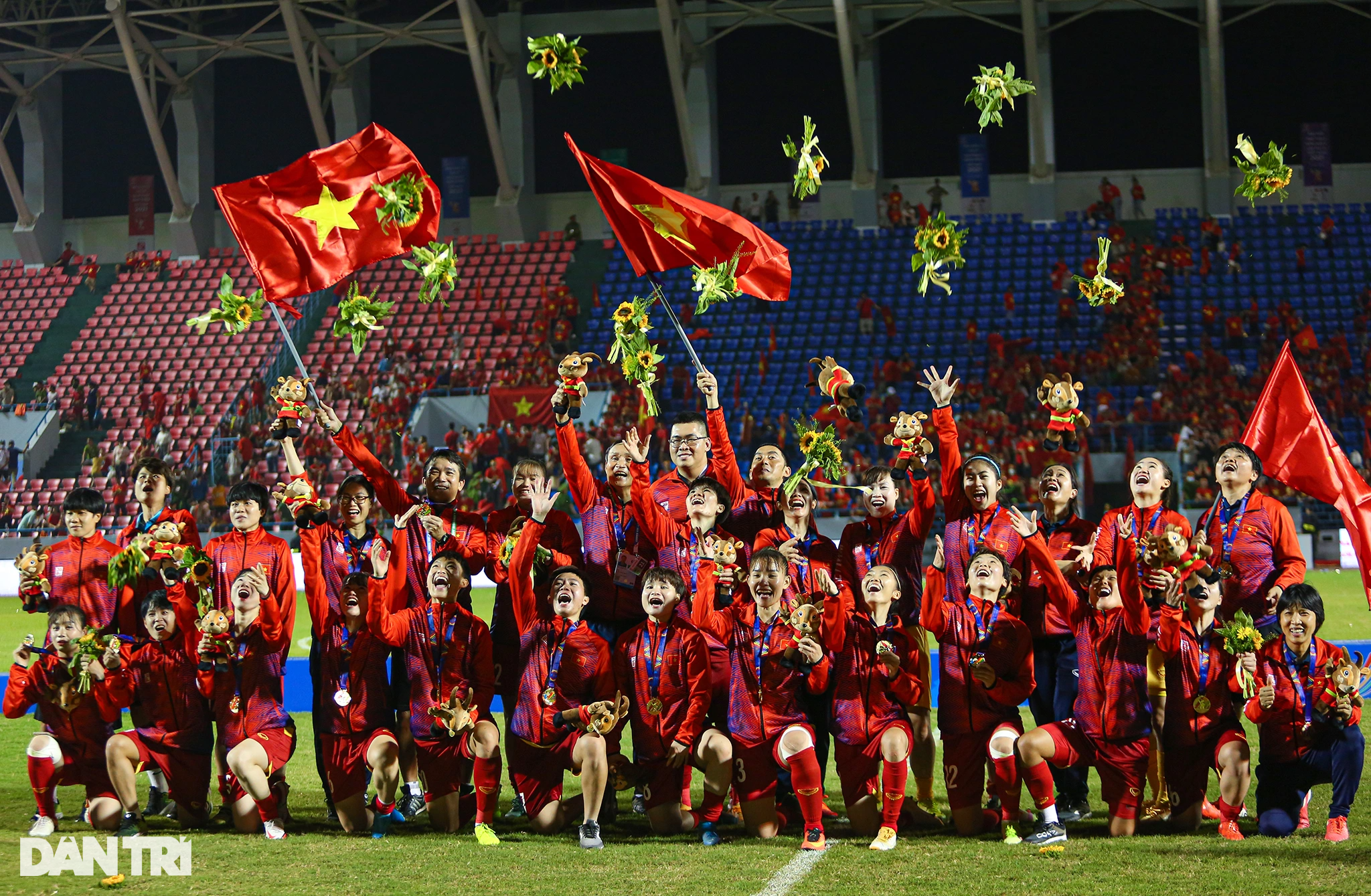 Khoảnh khắc ăn mừng bùng nổ của tuyển nữ Việt Nam sau khi vô địch SEA Games - 23