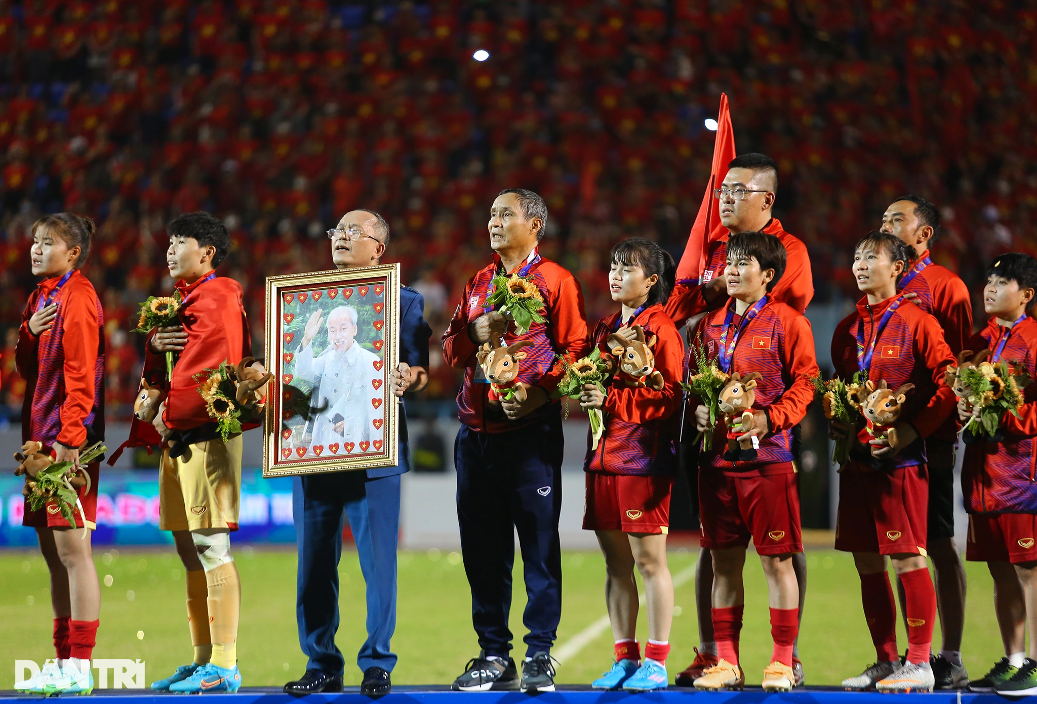 Khoảnh khắc ăn mừng bùng nổ của tuyển nữ Việt Nam sau khi vô địch SEA Games - 17
