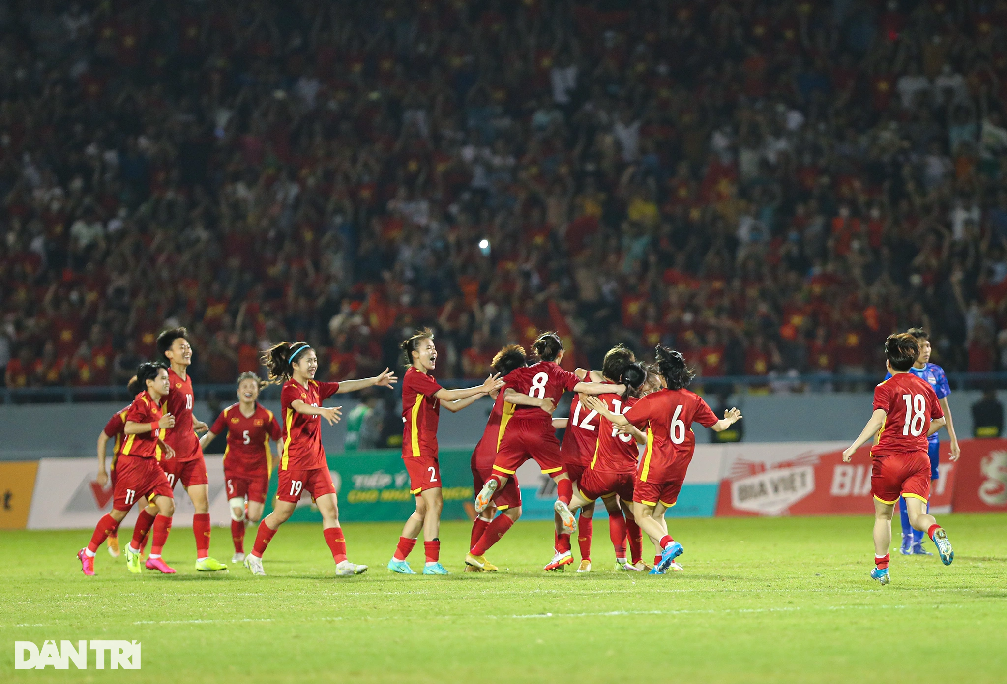 Khoảnh khắc ăn mừng bùng nổ của tuyển nữ Việt Nam sau khi vô địch SEA Games - 4