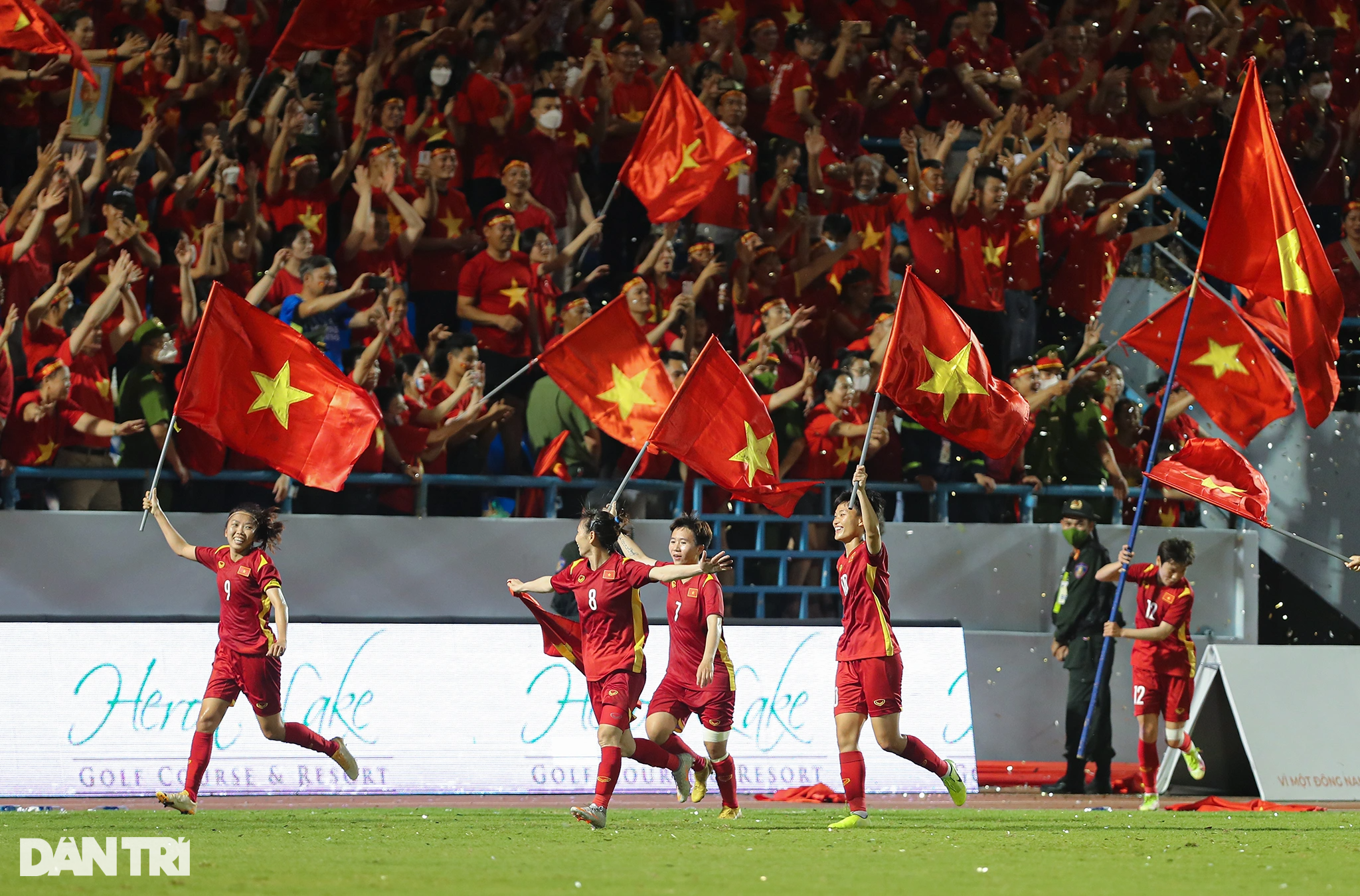 Khoảnh khắc ăn mừng bùng nổ của tuyển nữ Việt Nam sau khi vô địch SEA Games - 9