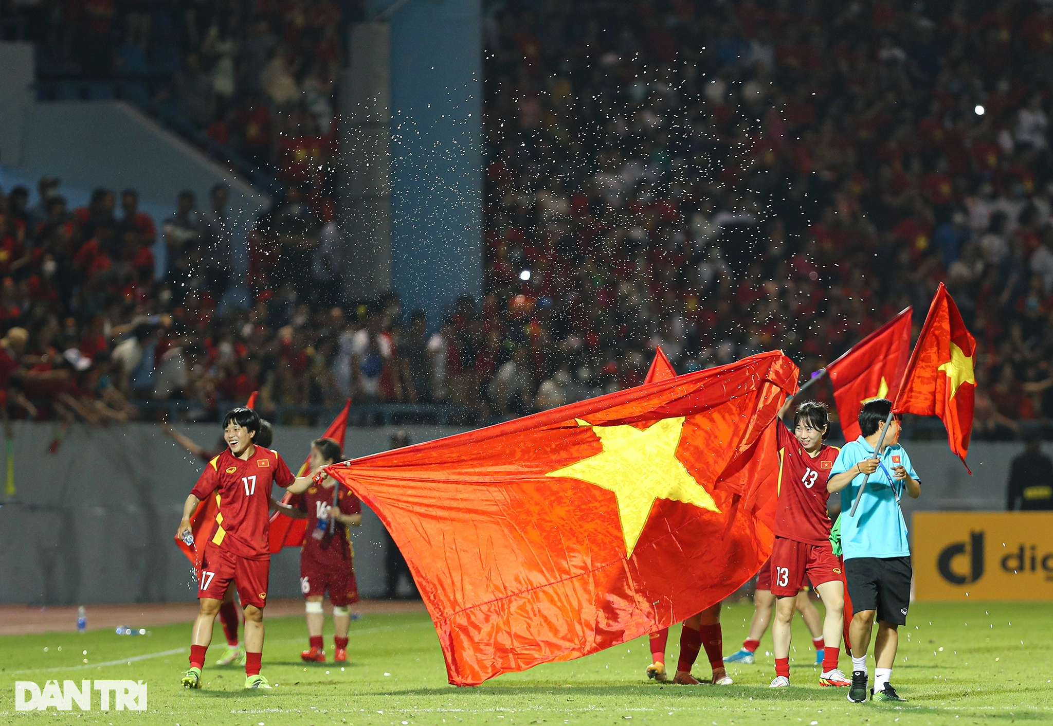Khoảnh khắc ăn mừng bùng nổ của tuyển nữ Việt Nam sau khi vô địch SEA Games - 10
