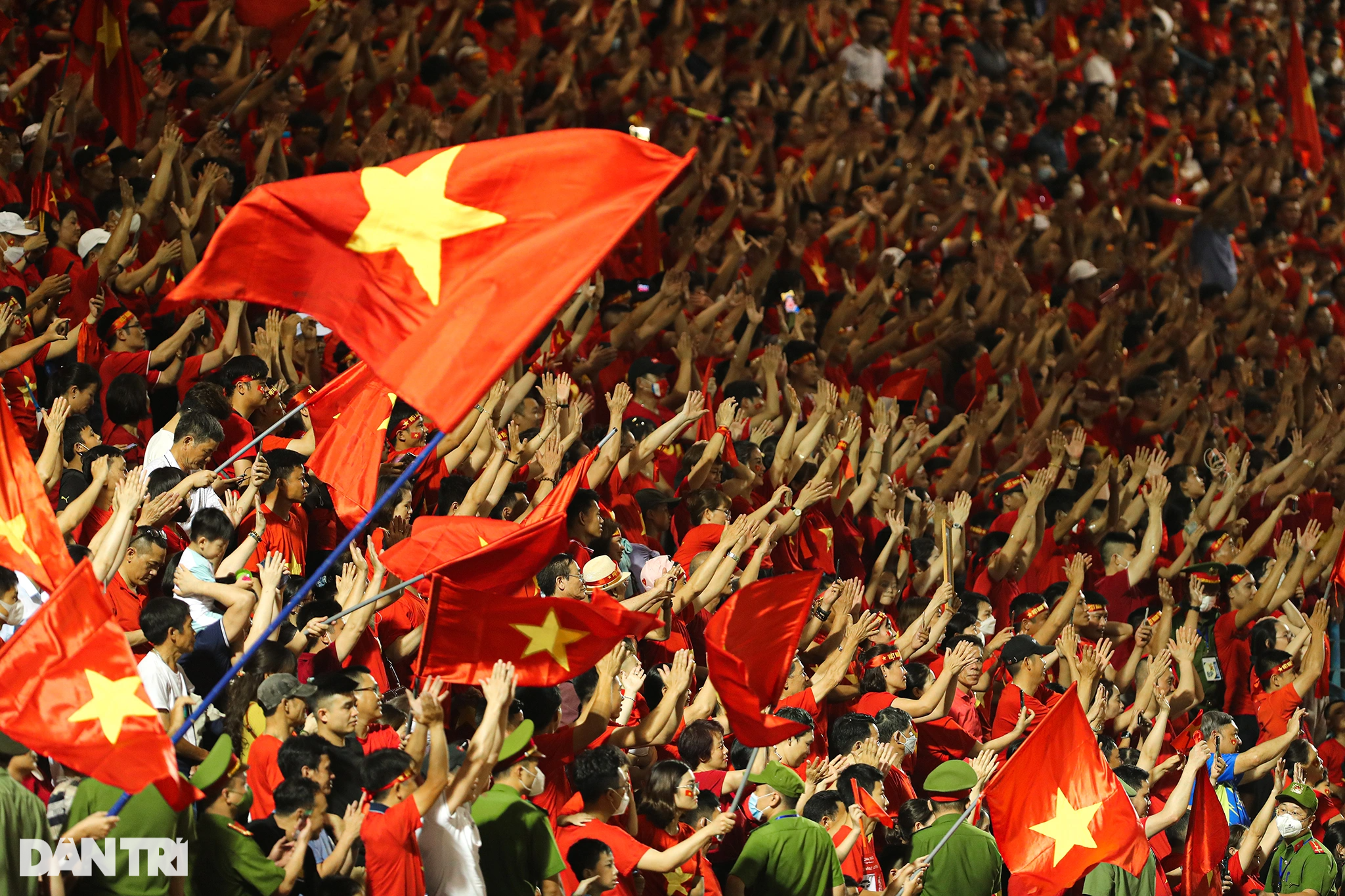 Khoảnh khắc ăn mừng bùng nổ của tuyển nữ Việt Nam sau khi vô địch SEA Games - 11