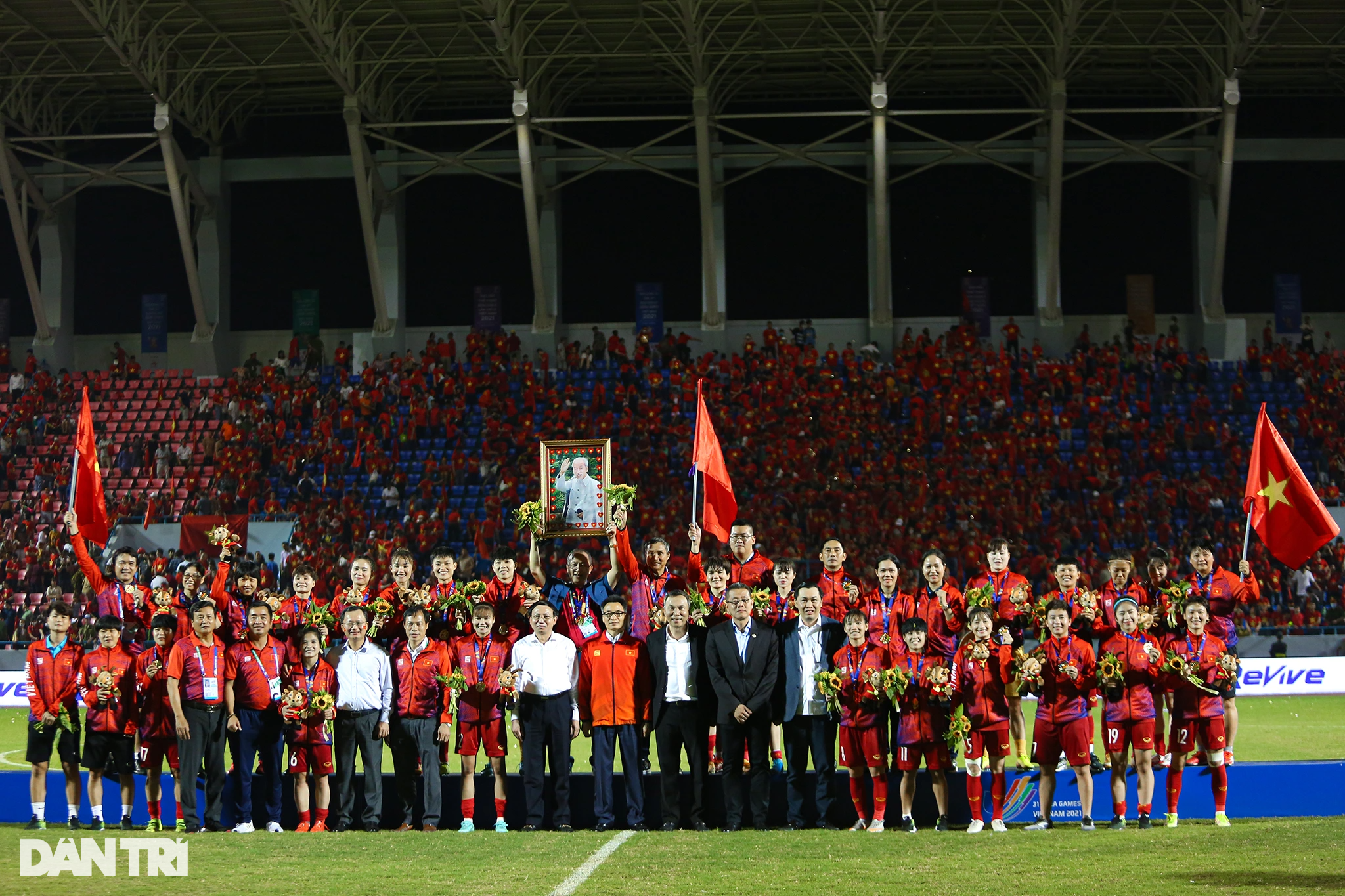 Khoảnh khắc ăn mừng bùng nổ của tuyển nữ Việt Nam sau khi vô địch SEA Games - 18
