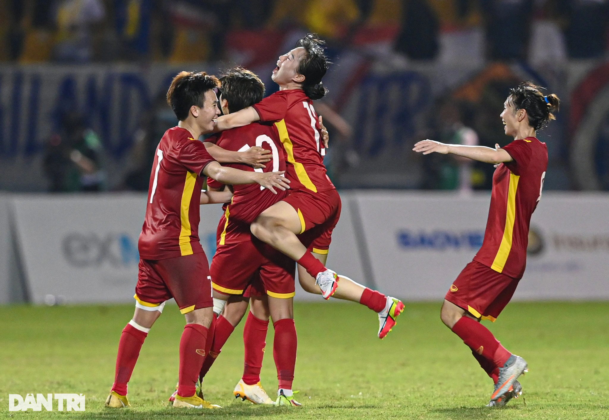 Khoảnh khắc ăn mừng bùng nổ của tuyển nữ Việt Nam sau khi vô địch SEA Games - 7