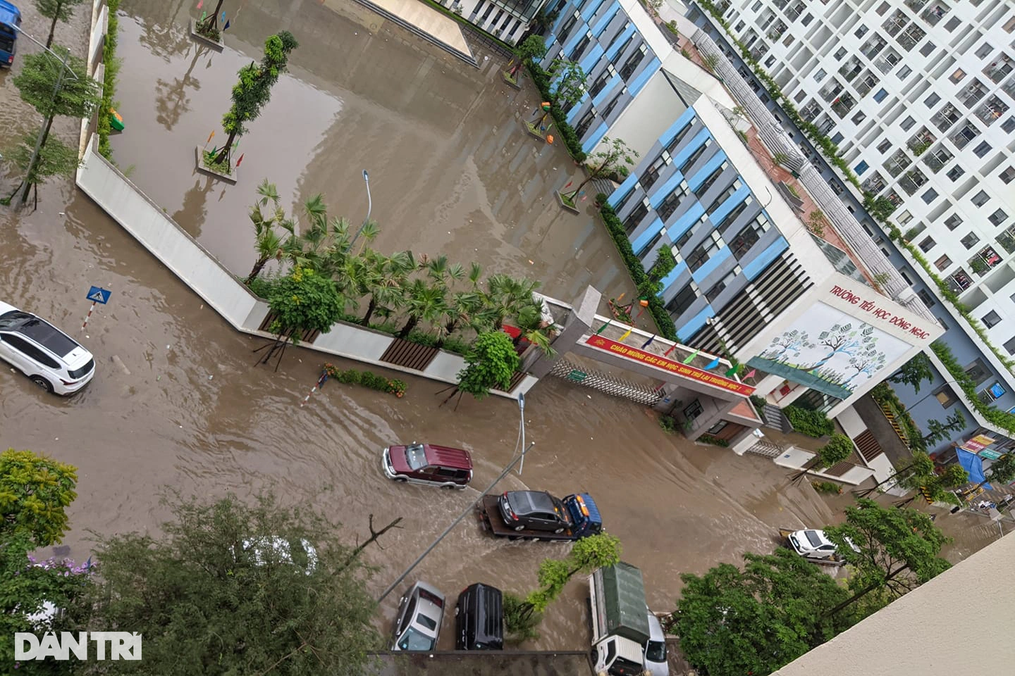 Ô tô &quot;bơi&quot; trên phố Hà Nội, nhiều tỉnh thành ngập nặng vì mưa lớn - Ảnh 4.