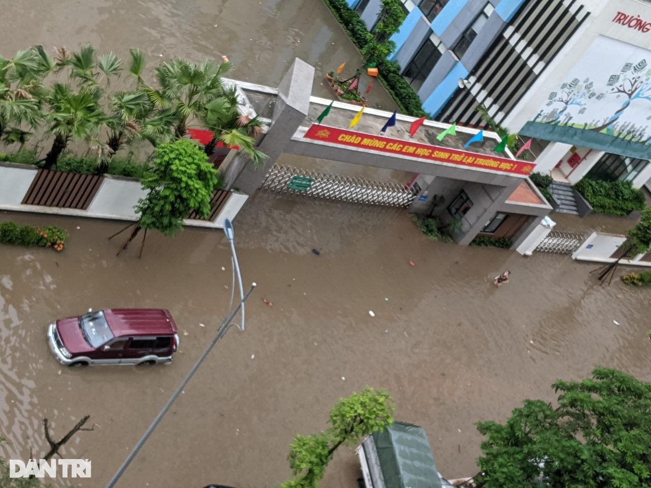 Ô tô &quot;bơi&quot; trên phố Hà Nội, nhiều tỉnh thành ngập nặng vì mưa lớn - Ảnh 5.
