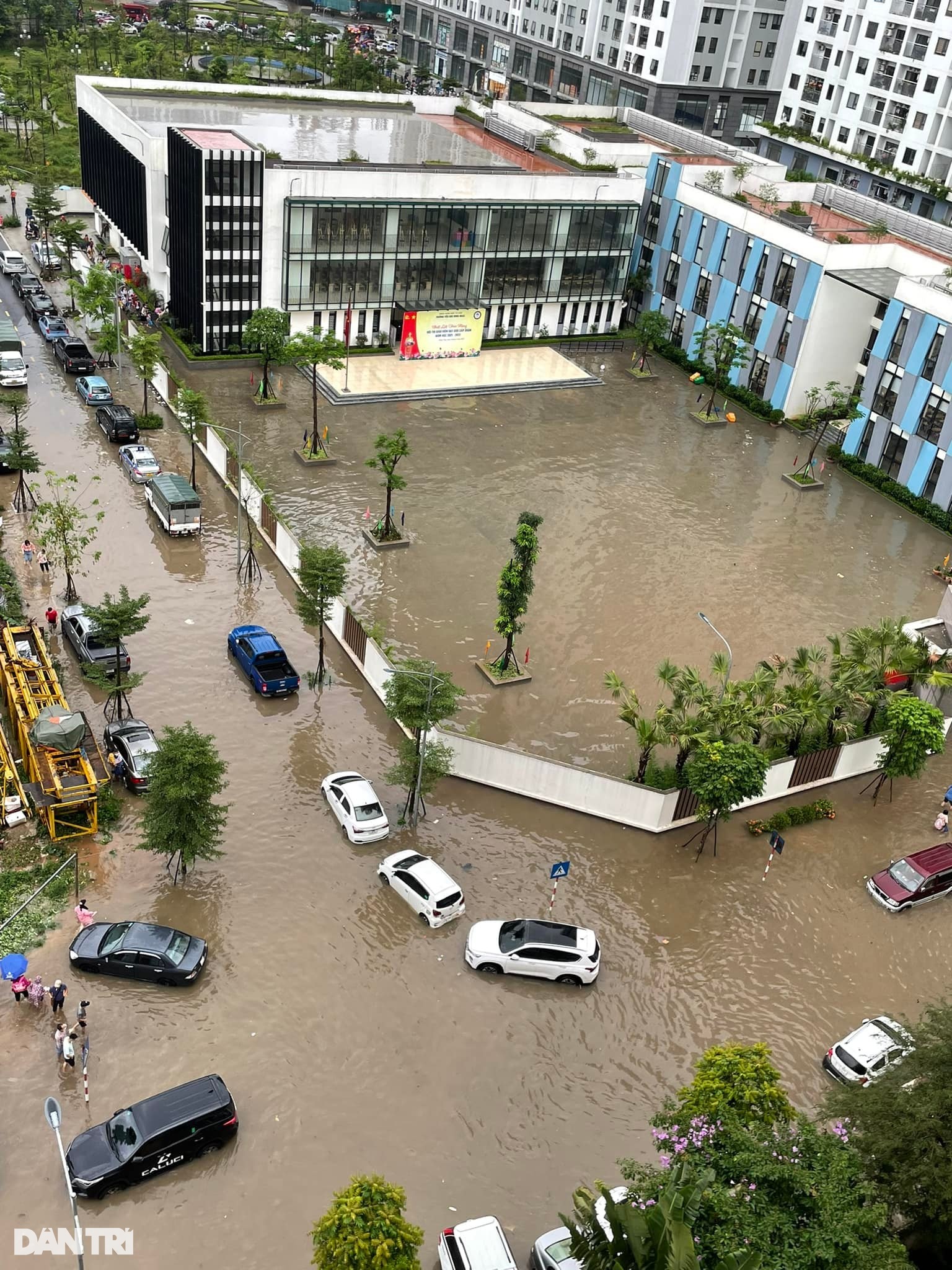 Ô tô &quot;bơi&quot; trên phố Hà Nội, nhiều tỉnh thành ngập nặng vì mưa lớn - Ảnh 3.