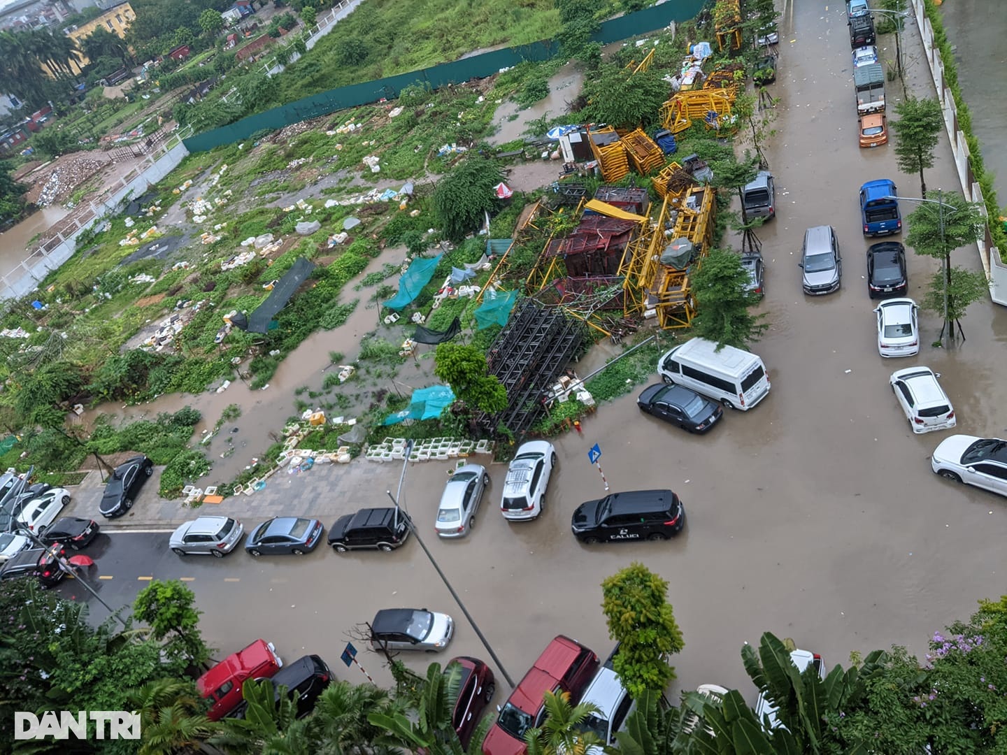 Ô tô &quot;bơi&quot; trên phố Hà Nội, nhiều tỉnh thành ngập nặng vì mưa lớn - Ảnh 2.