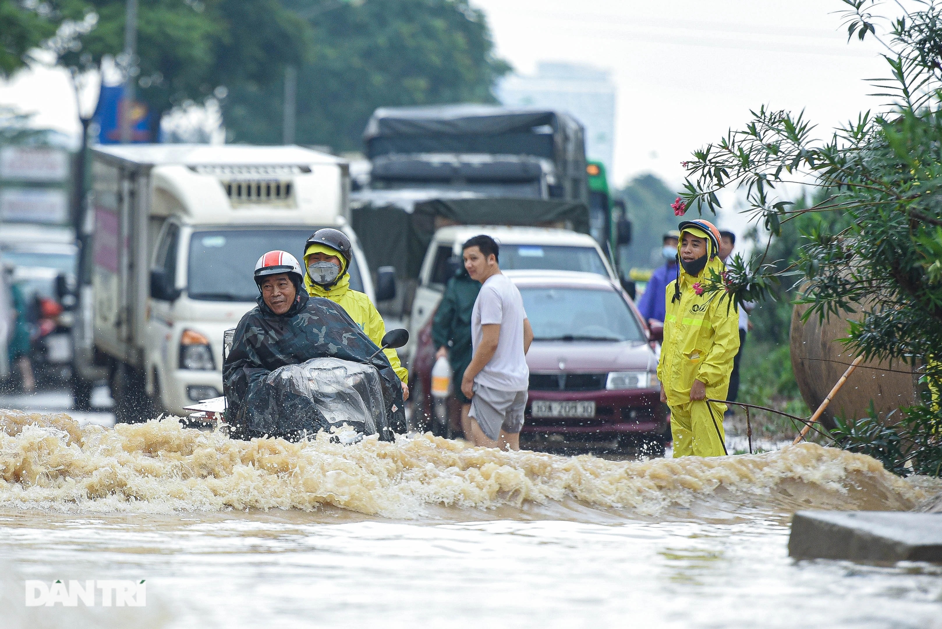Ô tô &quot;bơi&quot; trên phố Hà Nội, nhiều tỉnh thành ngập nặng vì mưa lớn - Ảnh 17.