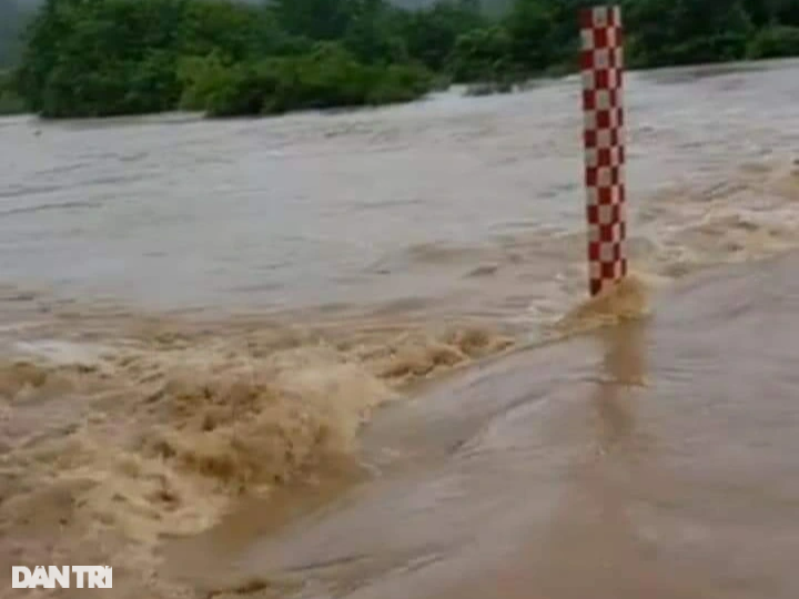 Ô tô &quot;bơi&quot; trên phố Hà Nội, nhiều tỉnh thành ngập nặng vì mưa lớn - Ảnh 13.
