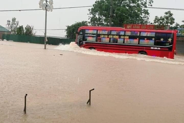 Ô tô &quot;bơi&quot; trên phố Hà Nội, nhiều tỉnh thành ngập nặng vì mưa lớn - Ảnh 7.
