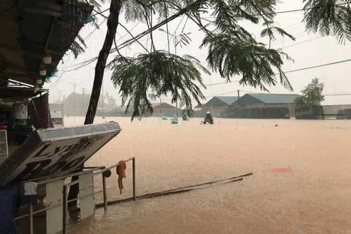 Ô tô &quot;bơi&quot; trên phố Hà Nội, nhiều tỉnh thành ngập nặng vì mưa lớn - Ảnh 8.