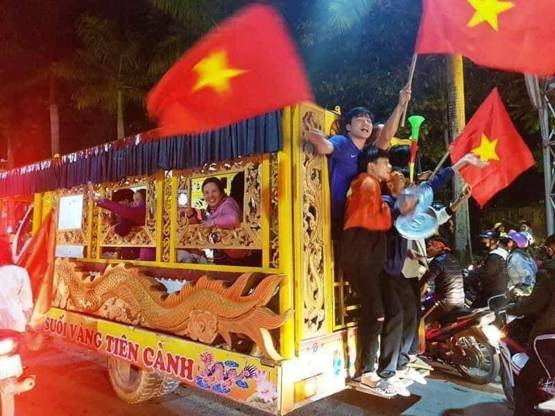 Mọi phương tiện đều có thể được trưng dụng để đi bão (Ảnh: Facebook).