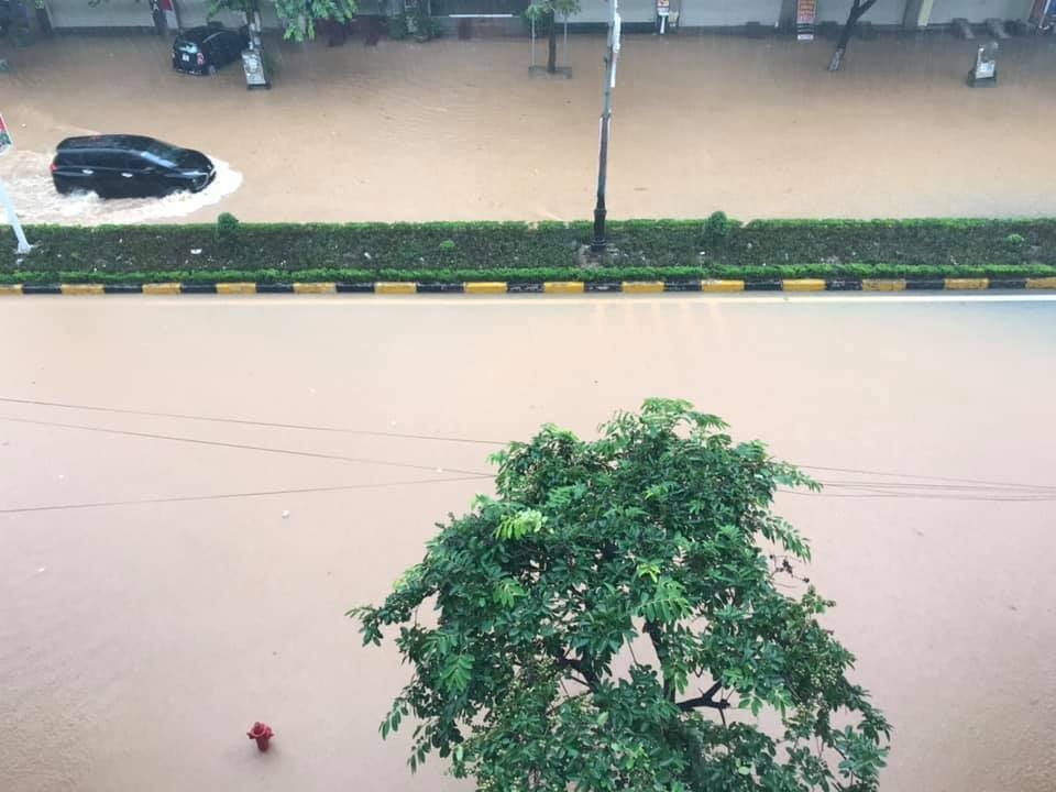 Ô tô &quot;bơi&quot; trên phố Hà Nội, nhiều tỉnh thành ngập nặng vì mưa lớn - Ảnh 9.