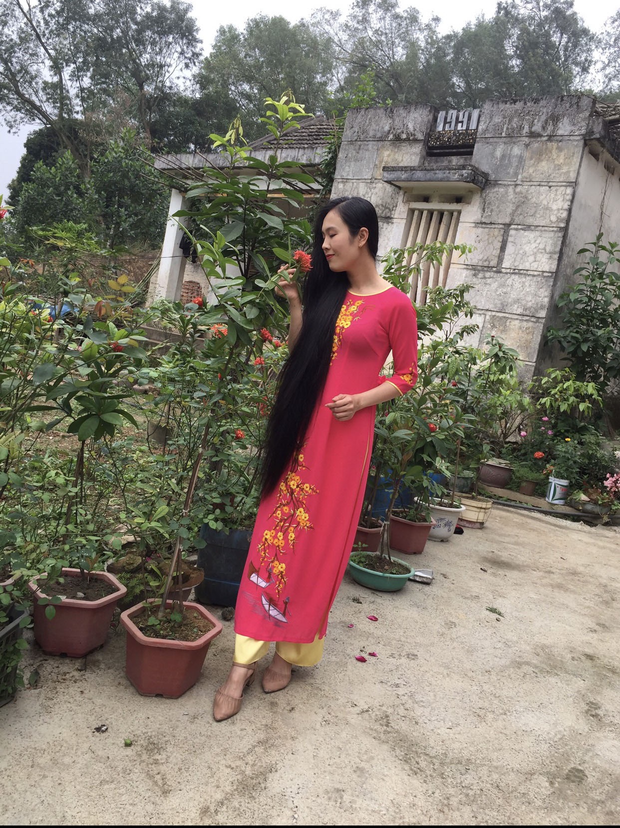 Cô gái cắt tóc nuôi 15 năm tặng bệnh nhân ung thư, dân mạng thả bão like - 3