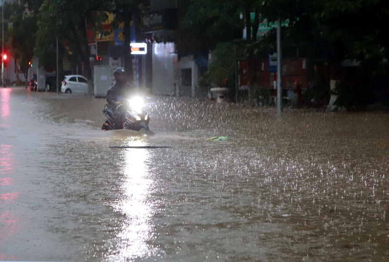 Chủ tịch Vĩnh Phúc lý giải vì sao TP Vĩnh Yên ngập sâu, đường phố tê liệt - 2