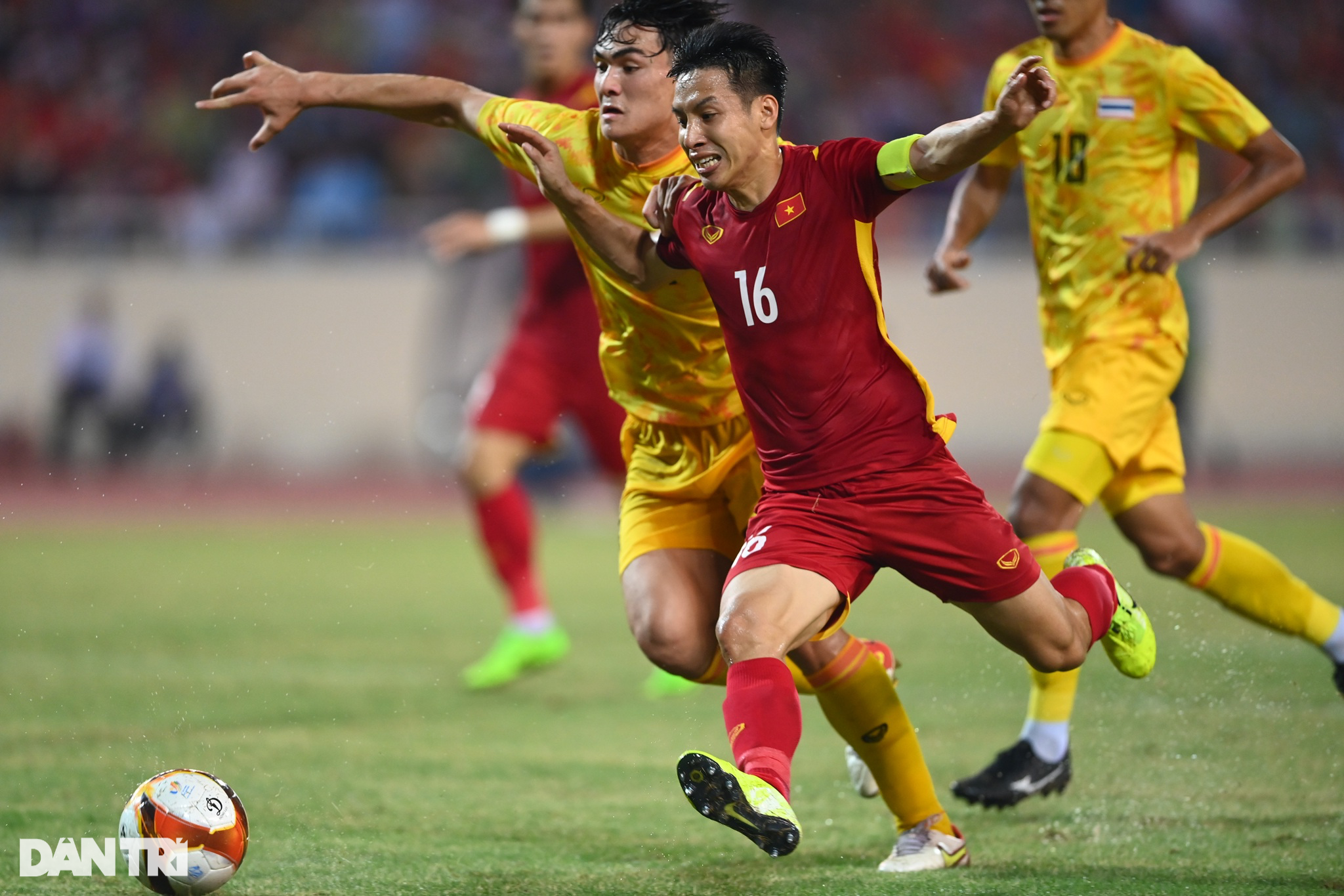 Hãy nhìn vào hình ảnh đội tuyển U23 Việt Nam đầy thể lực và sức mạnh. Họ là niềm tự hào của đất nước và đã gây ấn tượng mạnh mẽ tại giải vô địch U23 Đông Nam Á.