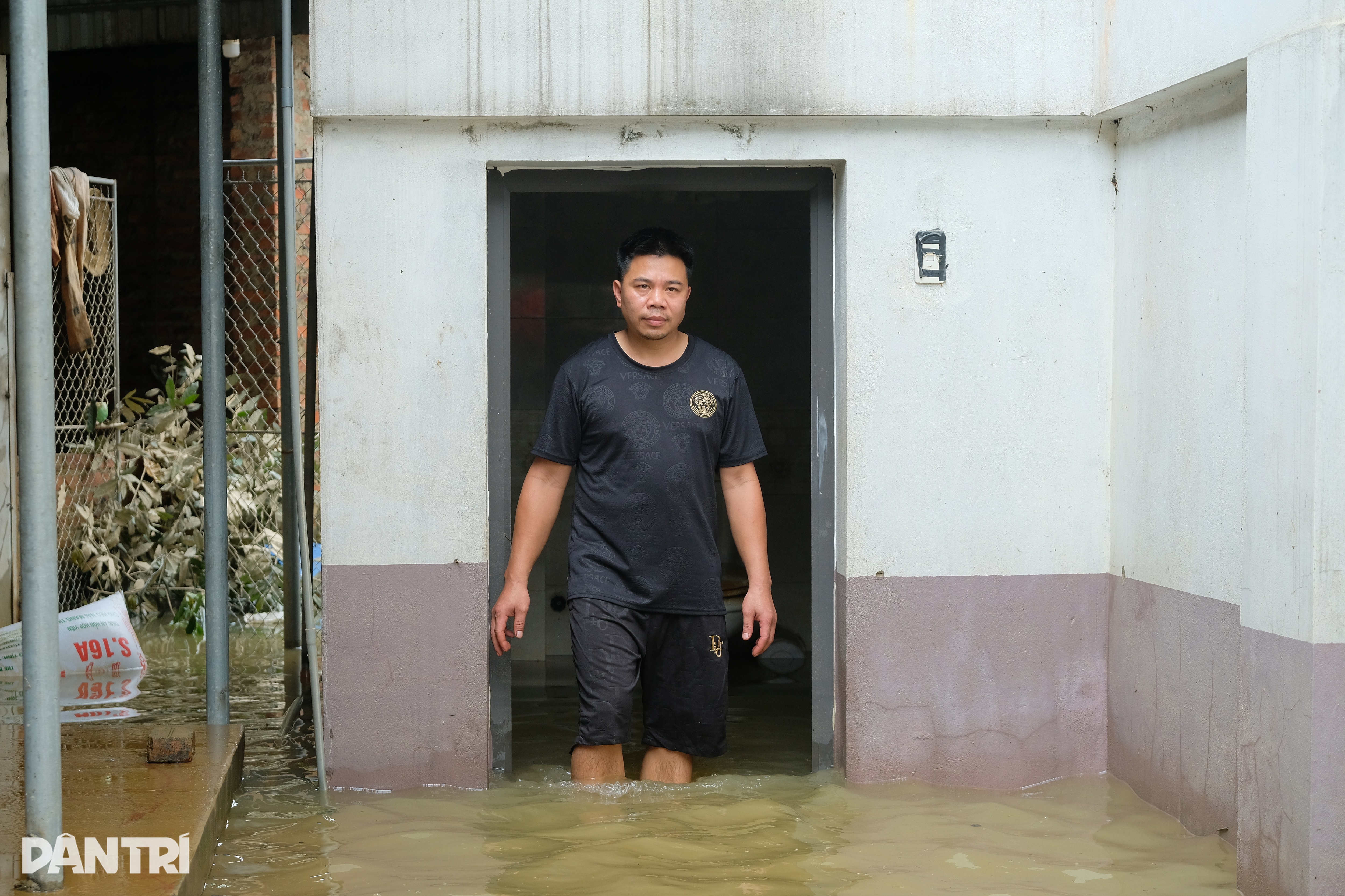 Dân Hà Nội thấm nỗi khổ mưa ngập như cảnh bão lũ miền Trung - 5 Dân Hà Nội thấm nỗi khổ mưa ngập như cảnh bão lũ miền Trung - 5