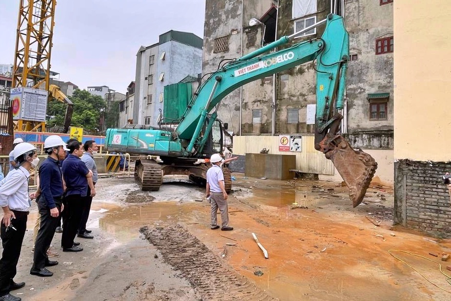 Hà Nội: Phá dỡ công trình 5 tầng mọc trái phép trên đất dự án - 1