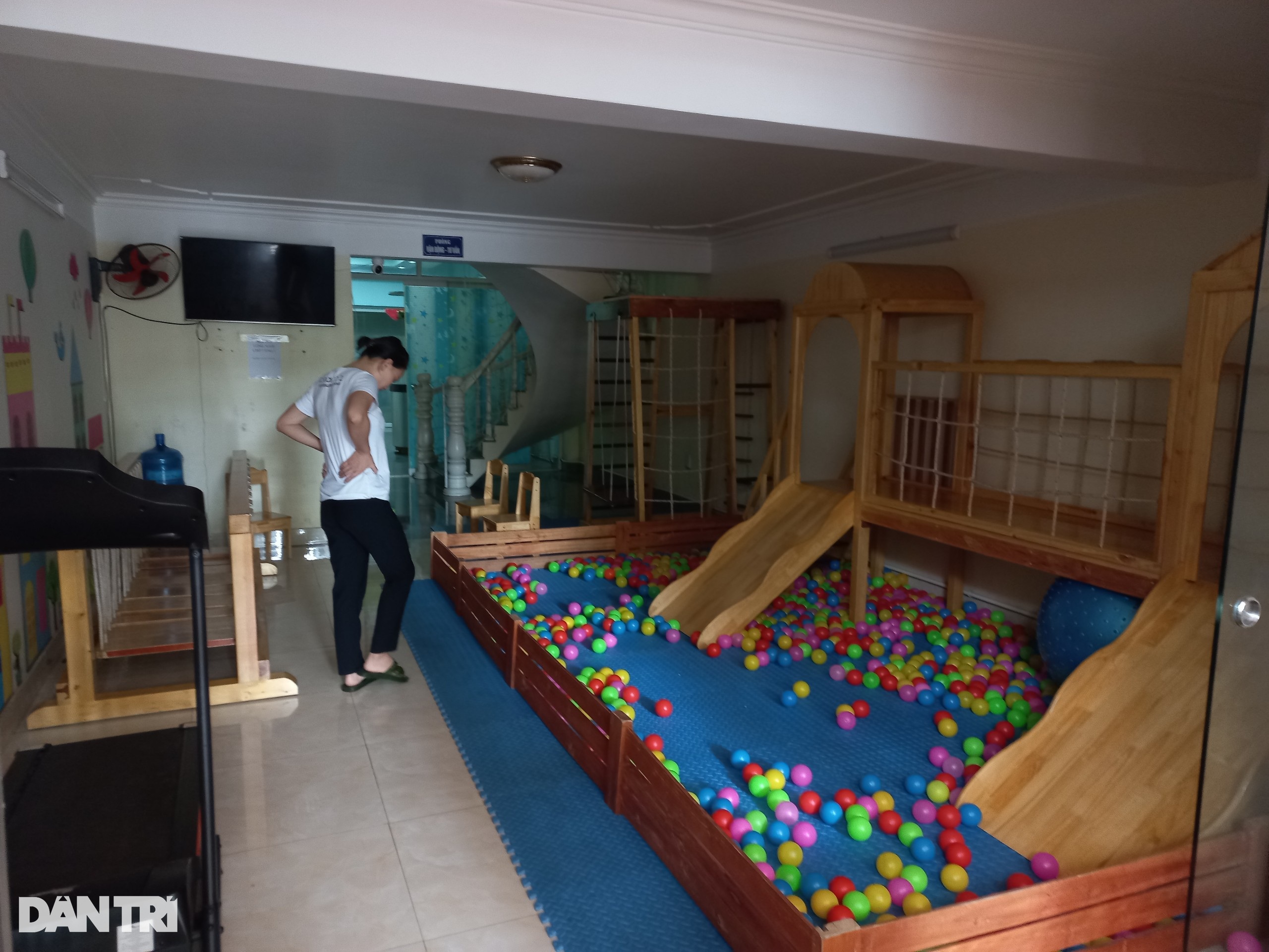Công an điều tra vụ bé trai 2 tuổi nghi bị cô giáo đánh tím đầu - 4 Công an điều tra vụ bé trai 2 tuổi nghi bị cô giáo đánh tím đầu - 4