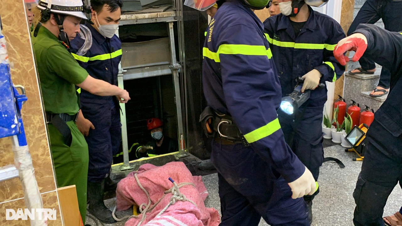 Hơn 3 giờ nỗ lực tìm kiếm nạn nhân bị thang máy đè tử vong ở Hà Nội - 8