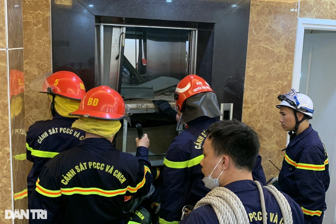 Hơn 3 giờ nỗ lực tìm kiếm nạn nhân bị thang máy đè tử vong ở Hà Nội - 2