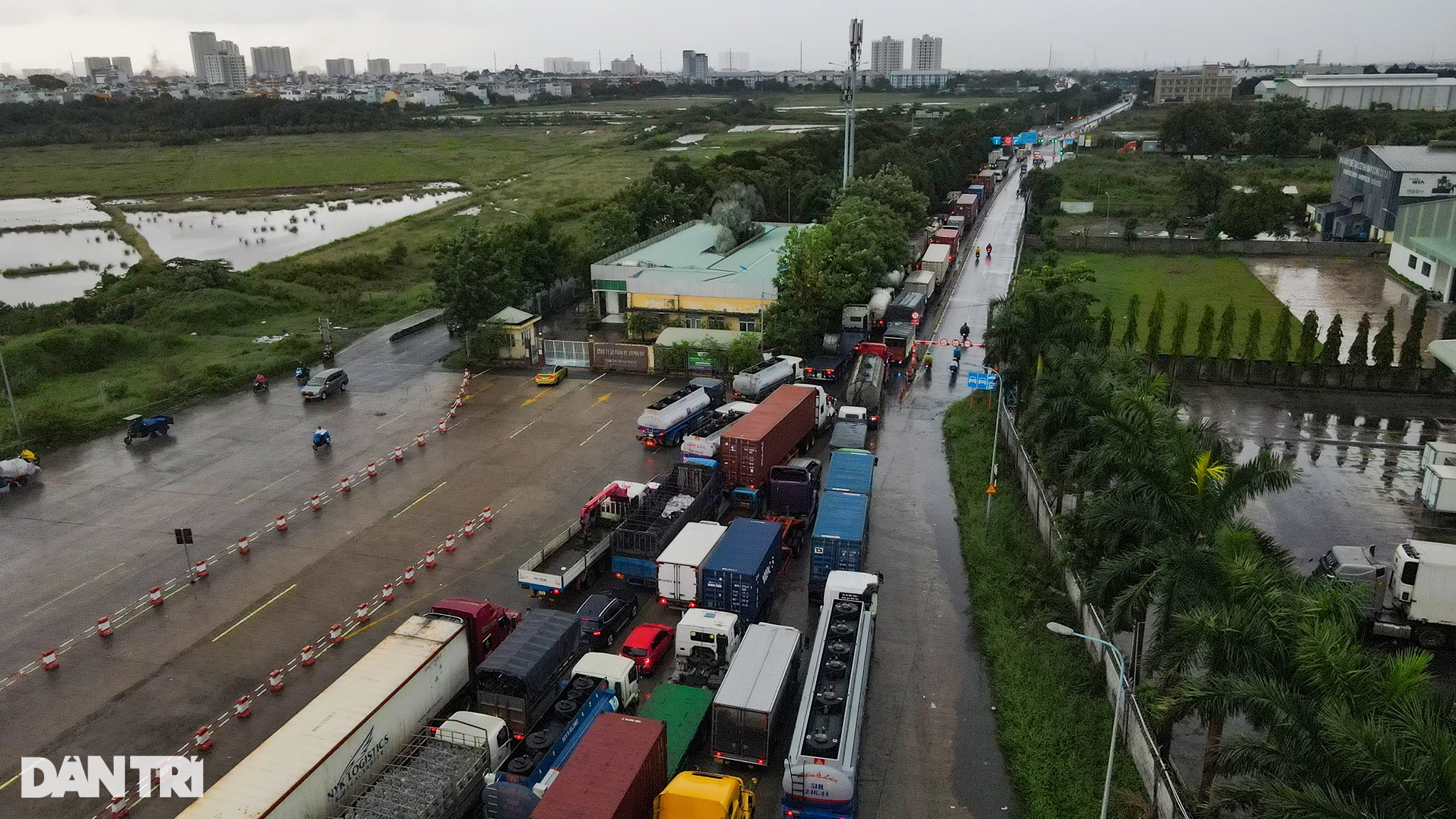 Dòng xe container kẹt từ trưa đến chiều, kéo dài gần 2km trên cầu Phú Mỹ - 5