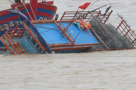 Tàu cá Quảng Trị bị đâm chìm, 6 ngư dân rơi xuống biển - 1