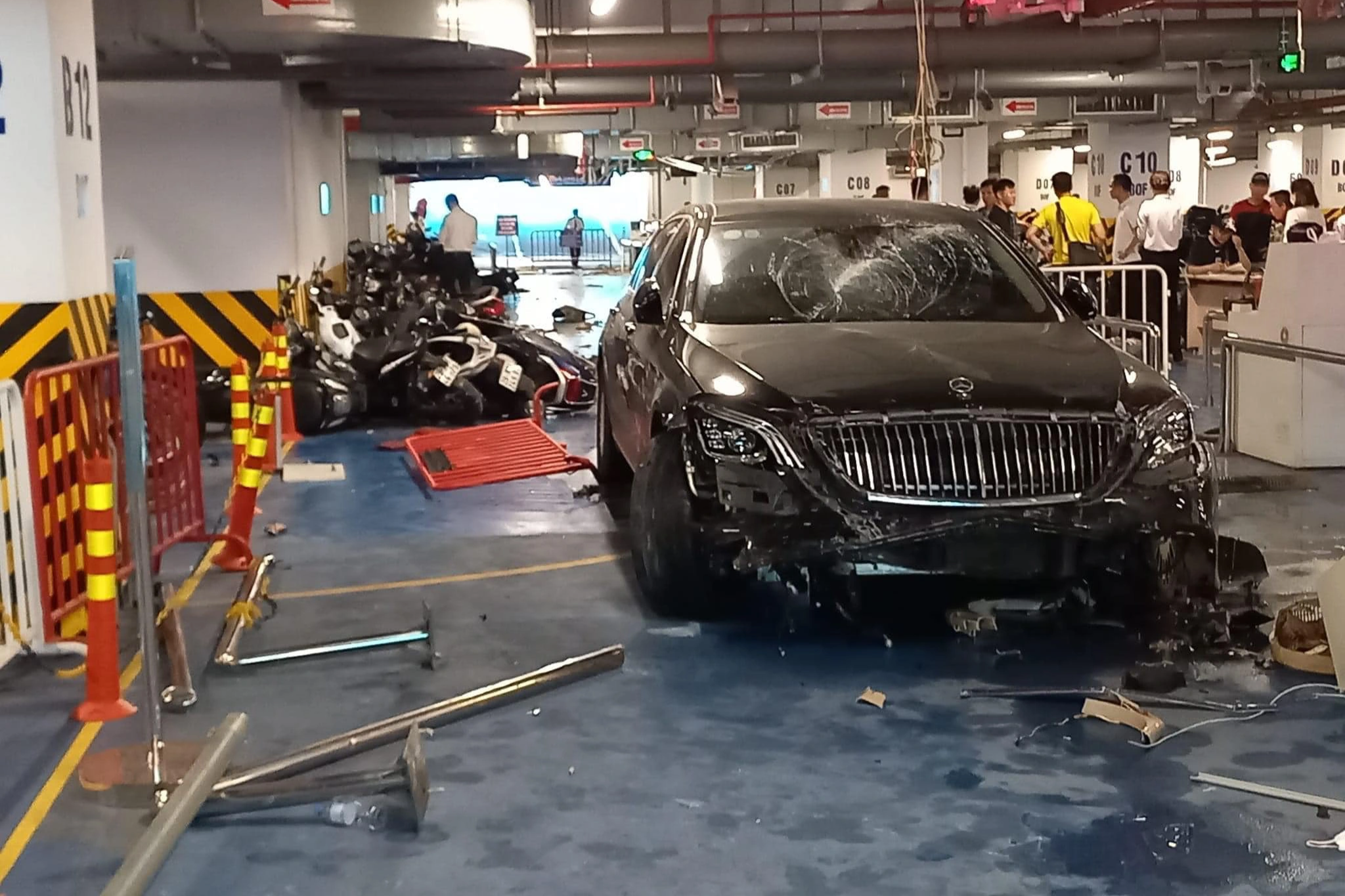 Bất ngờ về tài xế lái Mercedes Maybach tông loạt xe máy ở hầm chung cư - 1