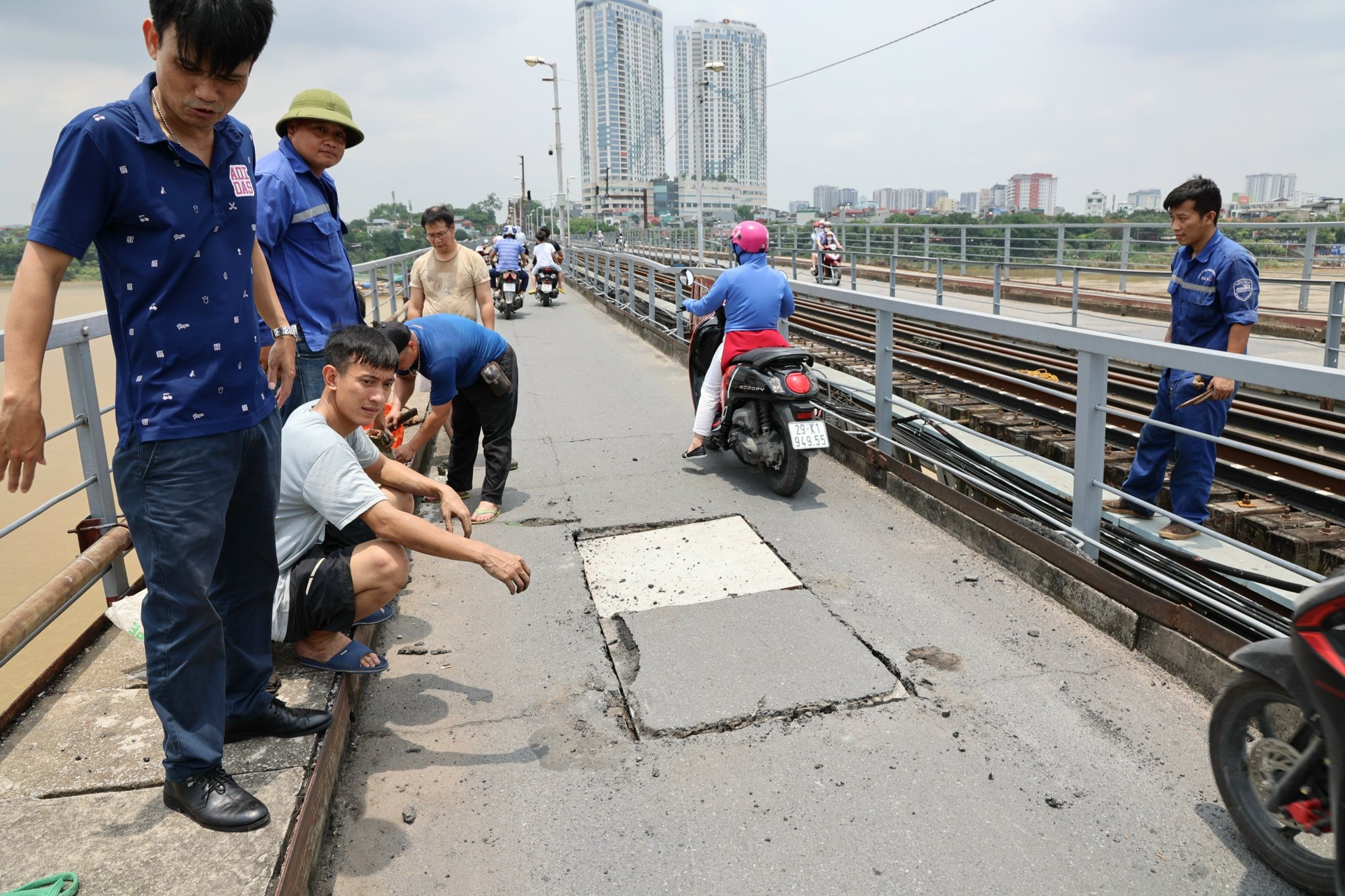 Thực hư nguyên nhân cầu Long Biên bị thủng do xe ba gác? - 2