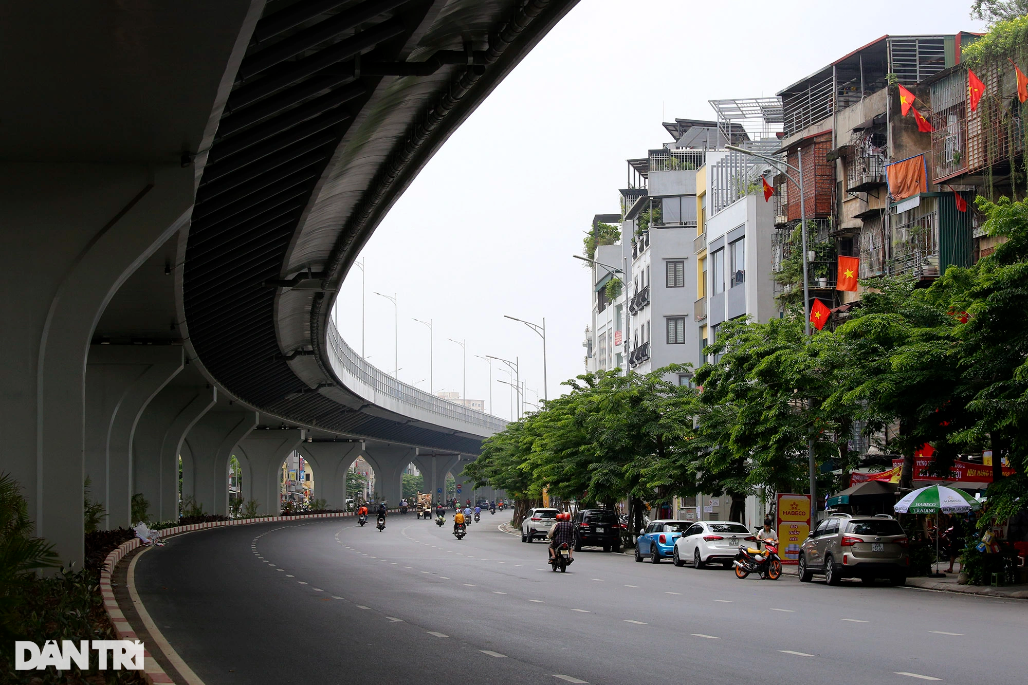 Vẻ đẹp bất ngờ từ những đường cong mềm mại trong giao thông ở Hà Nội - 5
