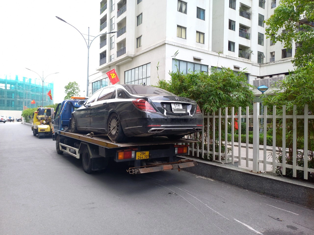 Bất ngờ về tài xế lái Mercedes Maybach tông loạt xe máy ở hầm chung cư - 4