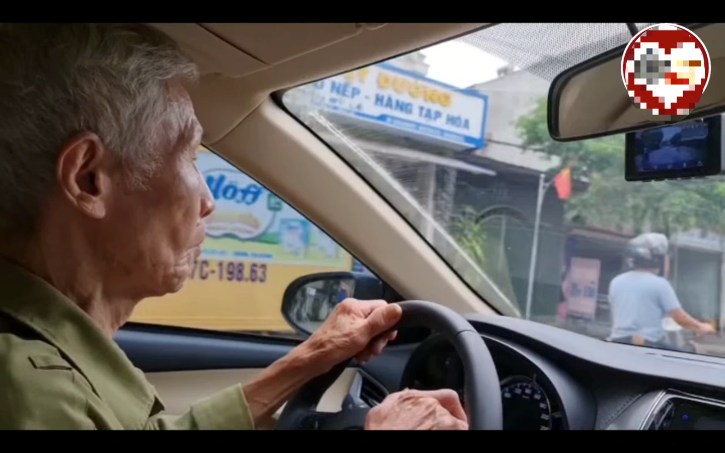 Cụ ông 83 tuổi lái ô tô bon bon trên đường, luật cho phép hay không? - 2