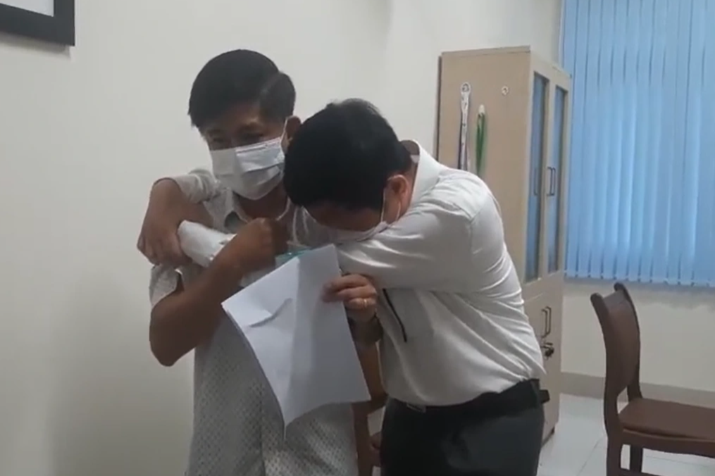Giám đốc CDC Đắk Lắk khóc nức nở vì dính vụ Việt Á  - 1