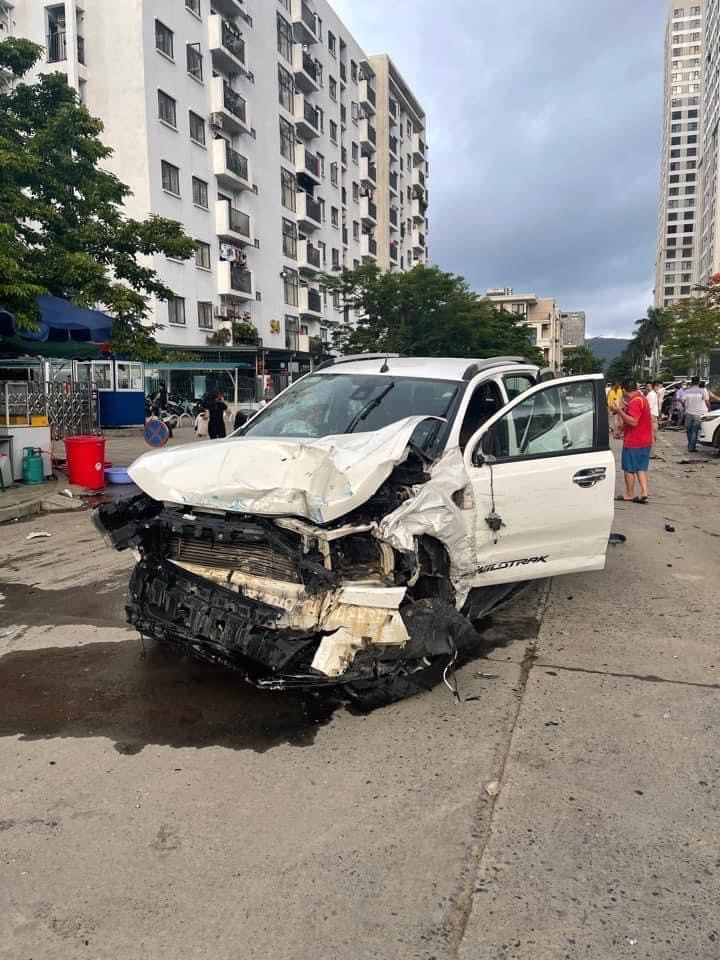Hàng chục ô tô đỗ bên đường bị xe bán tải róc toạc đầu - 3 Hàng chục ô tô đỗ bên đường bị xe bán tải róc toạc đầu - 3