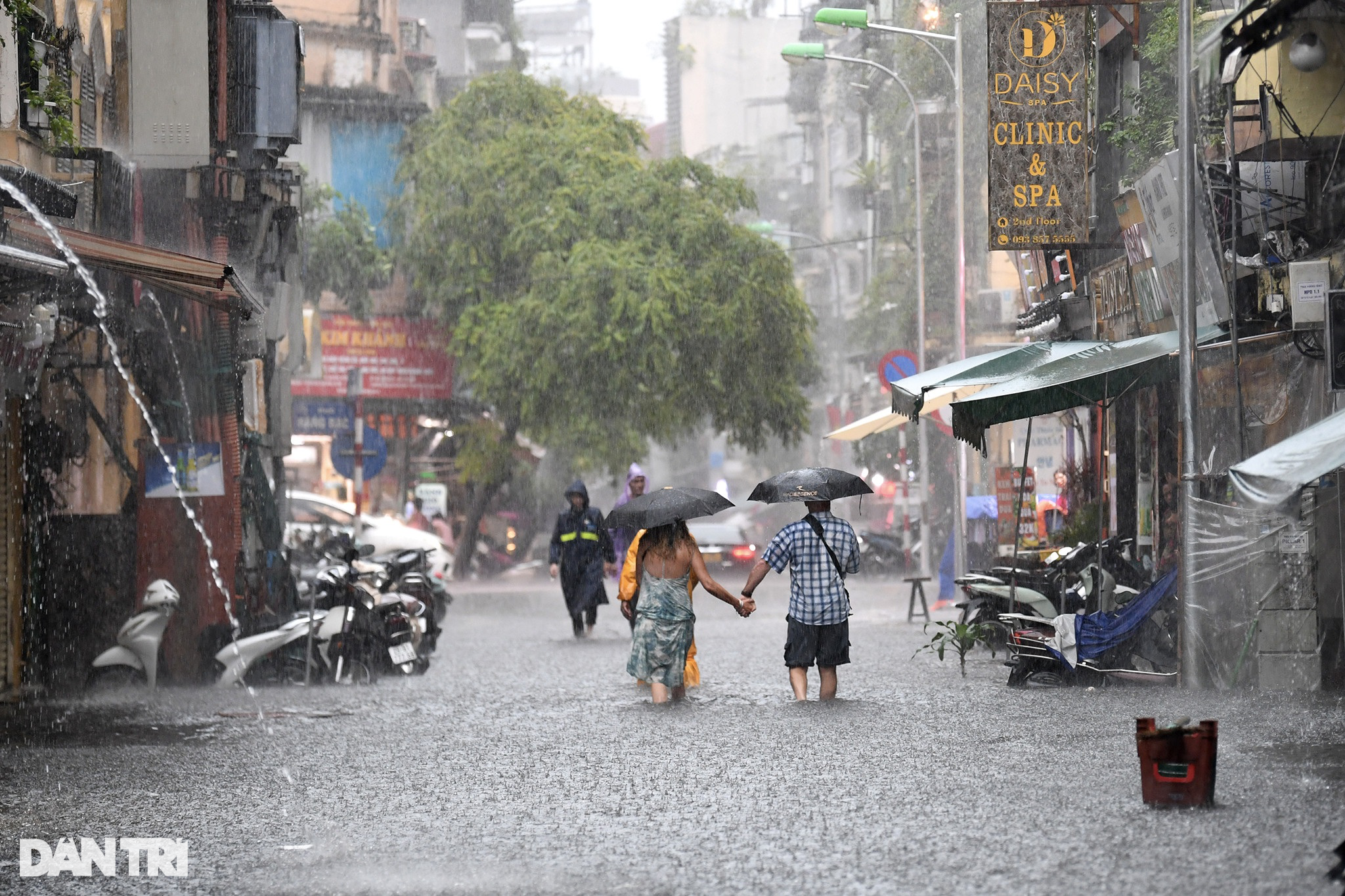 Cận cảnh nhiều xe sang Mercedes ngập sâu trong nước sau mưa lớn ở Hà Nội - 9