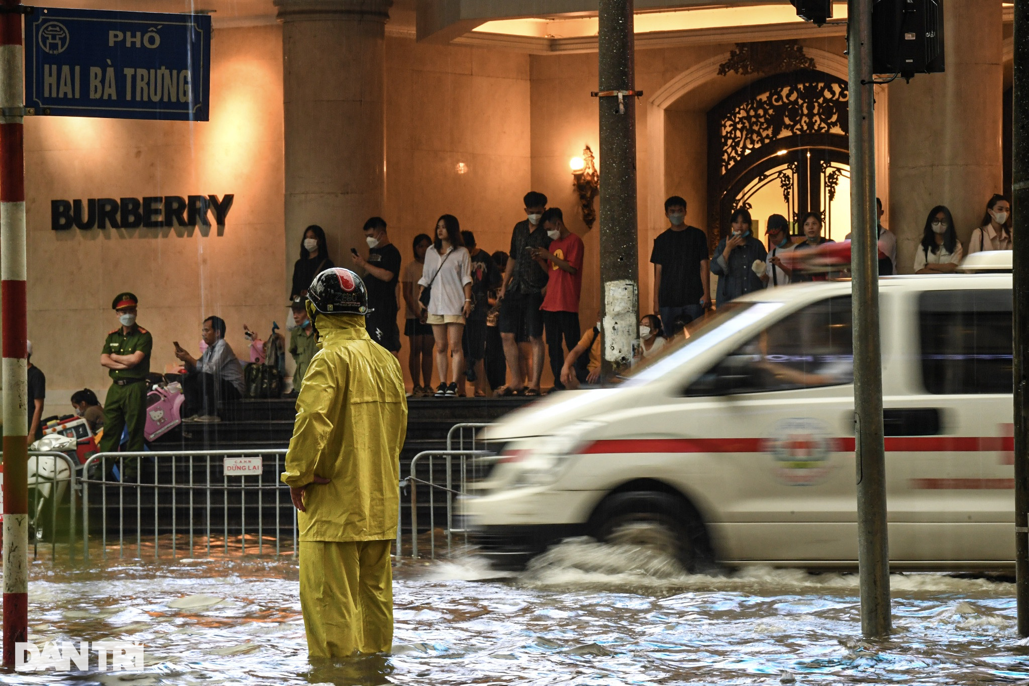 Cận cảnh nhiều xe sang mersedes ngập sâu trong nước sau mưa lớn ở Hà Nội - Ảnh 11.
