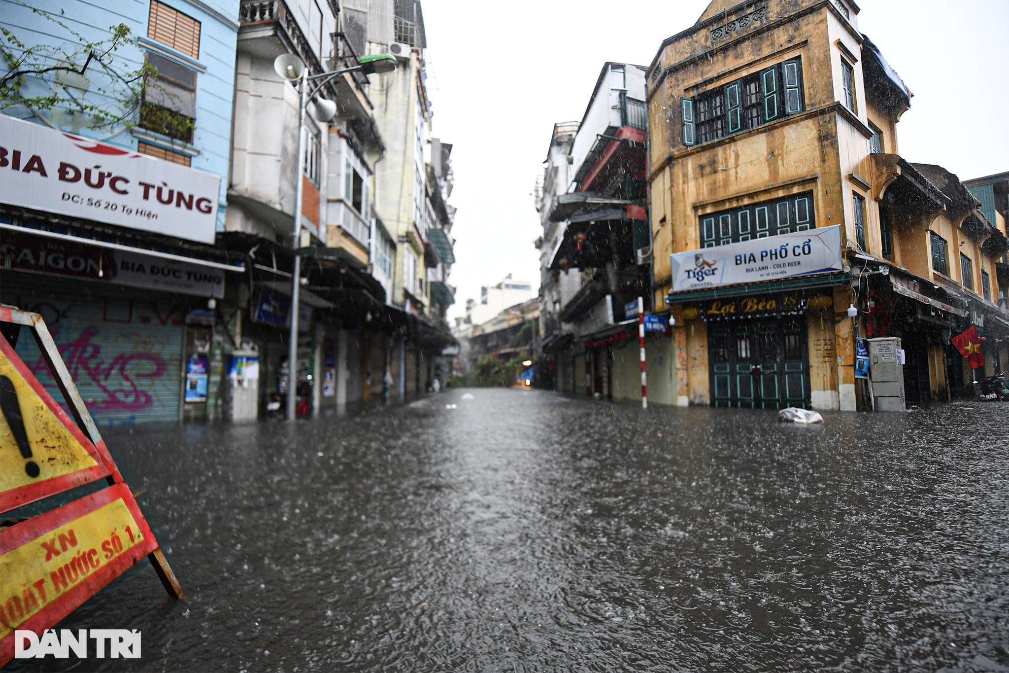 Cận cảnh nhiều xe sang Mercedes ngập sâu trong nước sau mưa lớn ở Hà Nội - 8