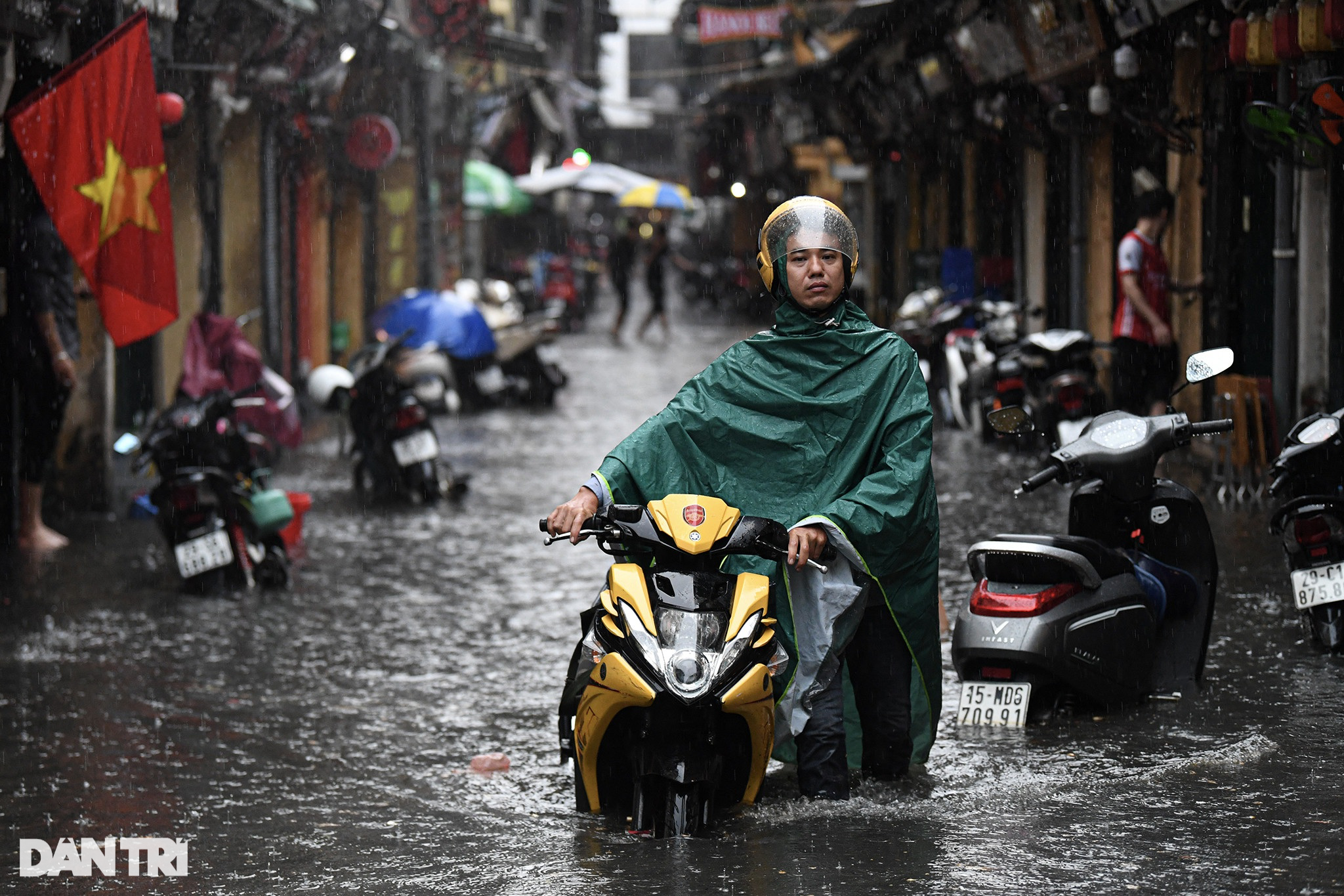 Cận cảnh nhiều xe sang Mercedes ngập sâu trong nước sau mưa lớn ở Hà Nội - 15
