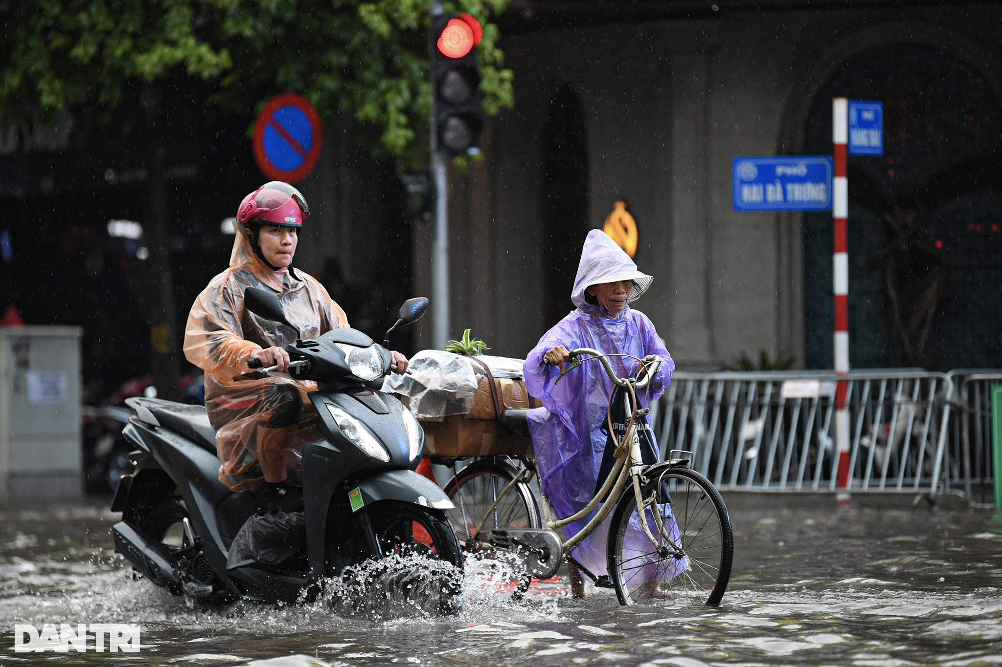 Cận cảnh nhiều xe sang Mercedes ngập sâu trong nước sau mưa lớn ở Hà Nội - 18