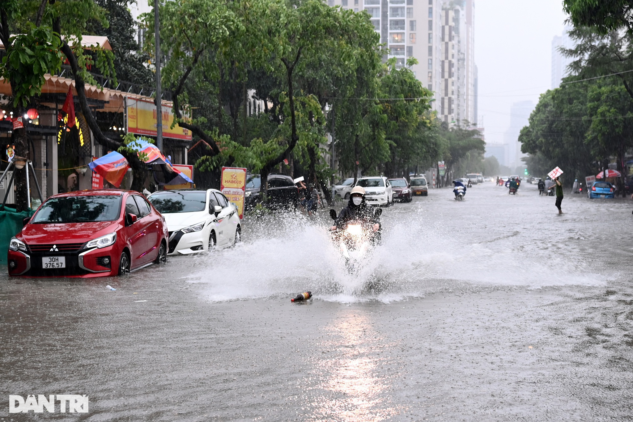 Cận cảnh nhiều xe sang mersedes ngập sâu trong nước sau mưa lớn ở Hà Nội - Ảnh 13.