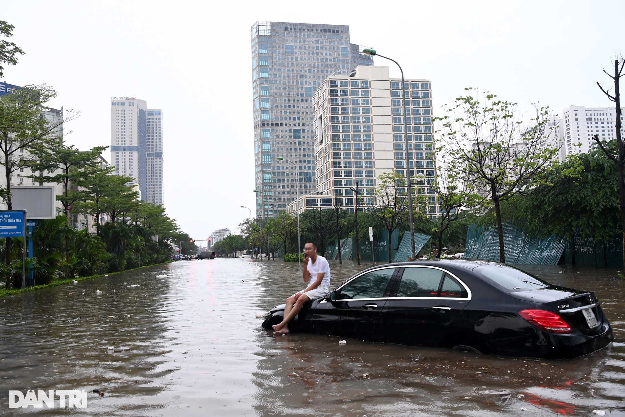 Cận cảnh nhiều xe sang Mercedes ngập sâu trong nước sau mưa lớn ở Hà Nội - 4