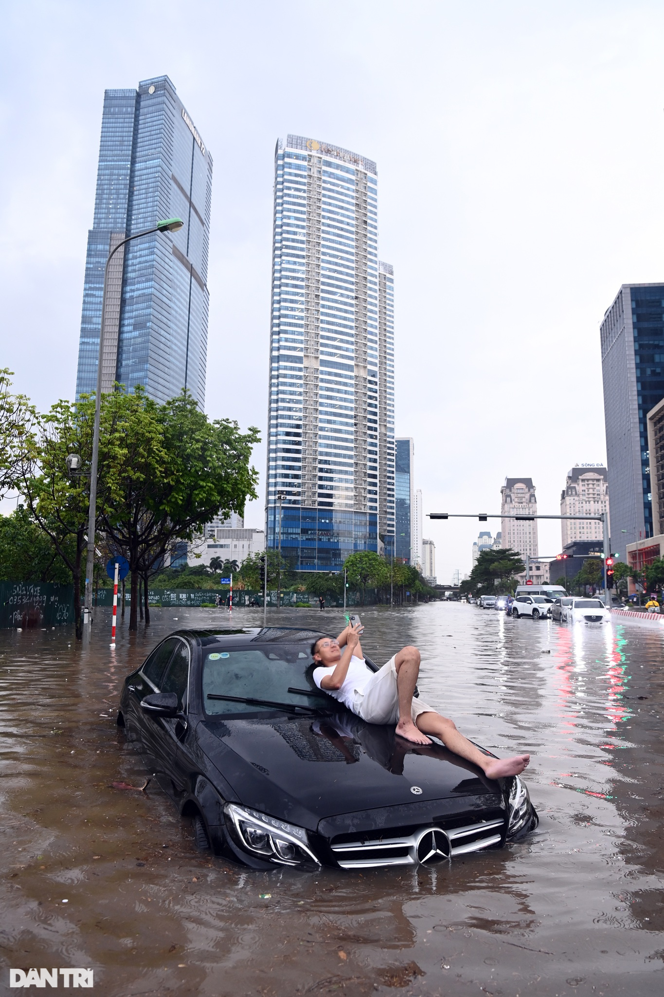 Cận cảnh nhiều xe sang Mercedes ngập sâu trong nước sau mưa lớn ở Hà Nội - 3