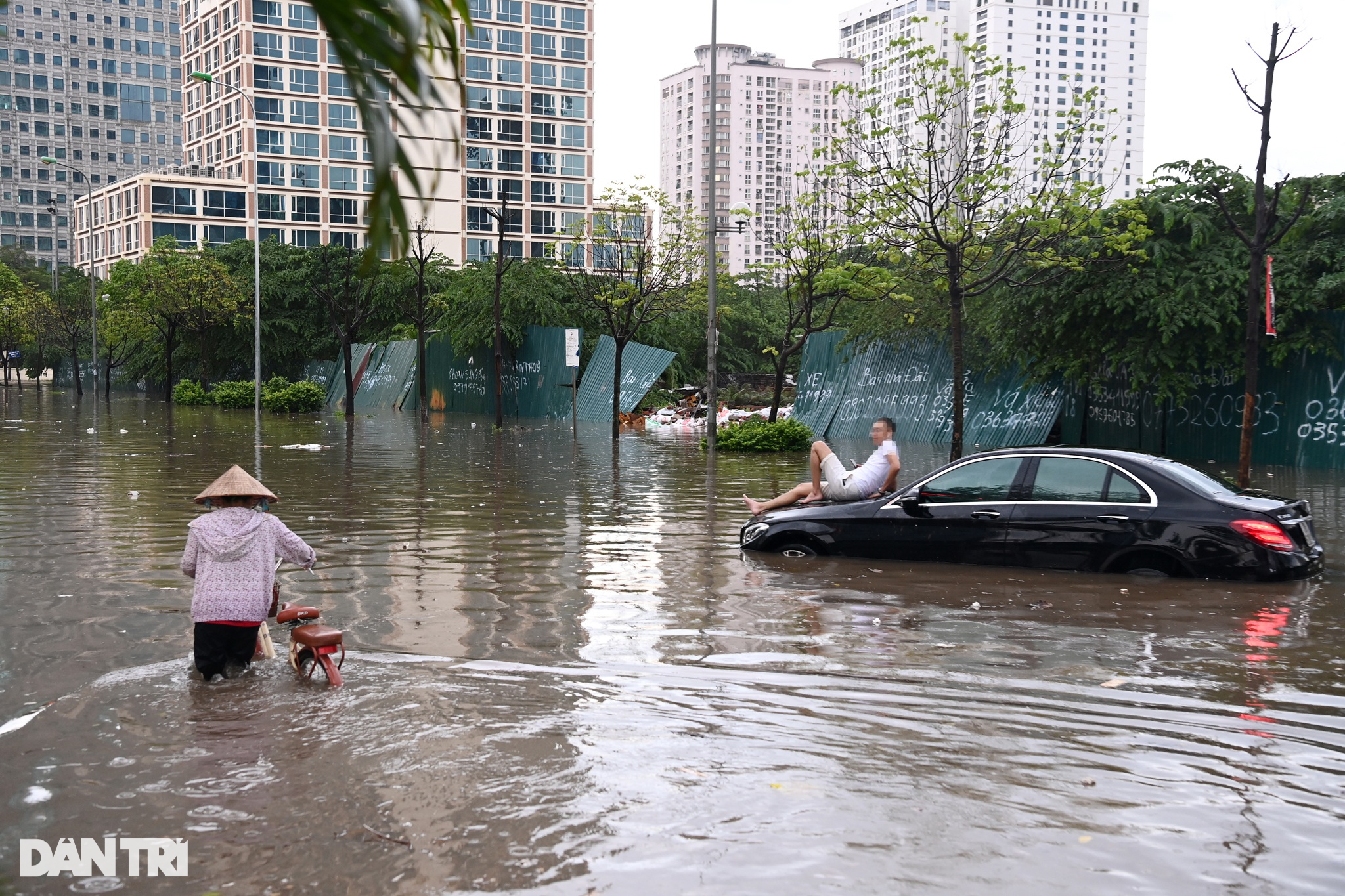Cận cảnh nhiều xe sang mersedes ngập sâu trong nước sau mưa lớn ở Hà Nội - Ảnh 6.
